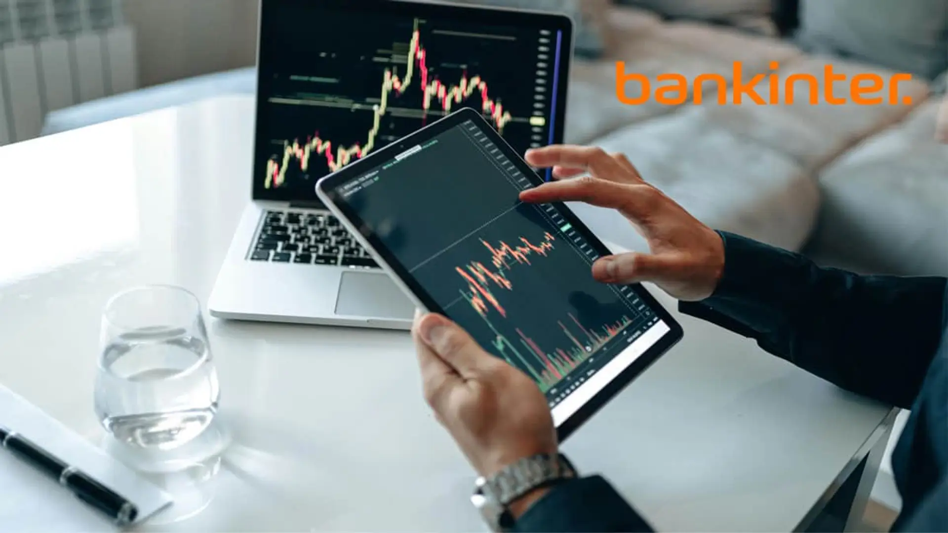 Inversión en bolsa con Bankinter: usuario analizando gráficos bursátiles de rentabilidad en una tablet.