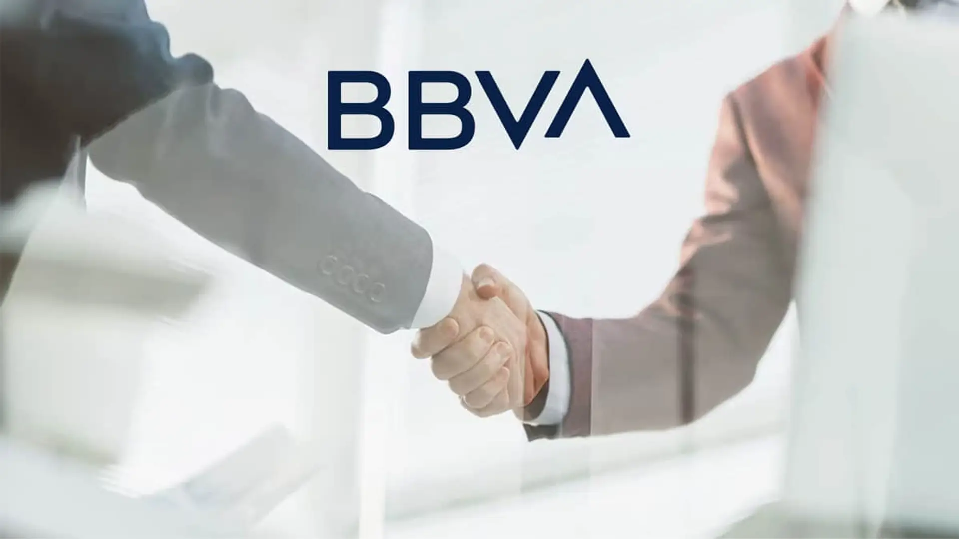 El servicio de inversión que era solo para ricos ahora lo tienen 150.000 clientes de BBVA Apretón de manos profesional con el logo de BBVA, representando un acuerdo de gestión de carteras de inversión.