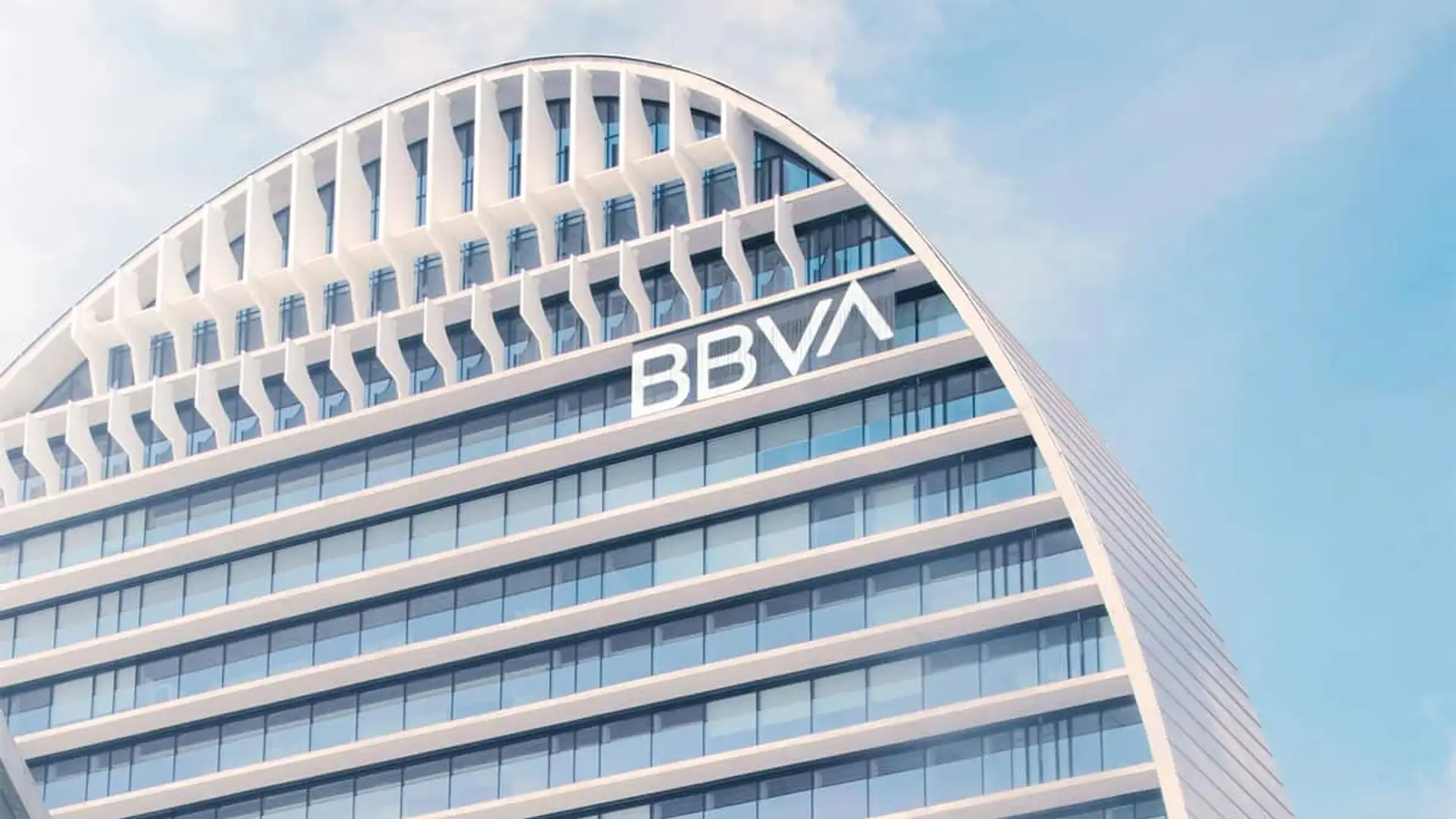 Fachada del edificio La Vela de BBVA en Madrid con el logotipo corporativo en lo alto de la torre