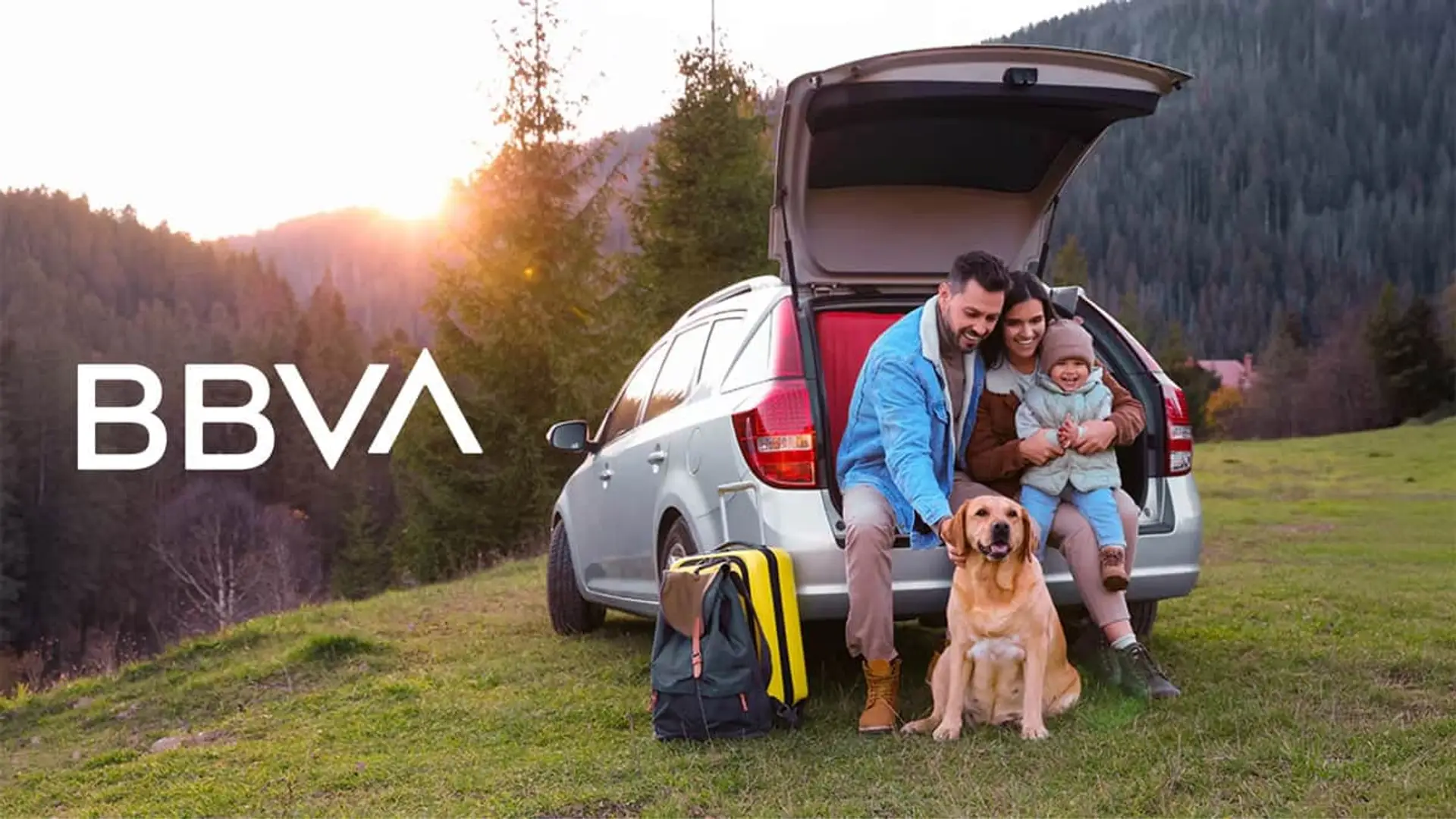 BBVA Seguros adelanta a Santander y se convierte en la cuarta aseguradora de vida en España Familia feliz con su perro junto a un coche en la montaña con el logo de BBVA para representar seguro de vida ahorro.