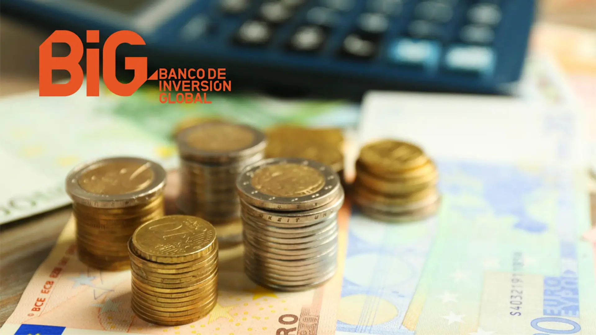 Ahorro e inversión con Banco BiG: monedas y billetes de euro con el logotipo del banco de inversión.