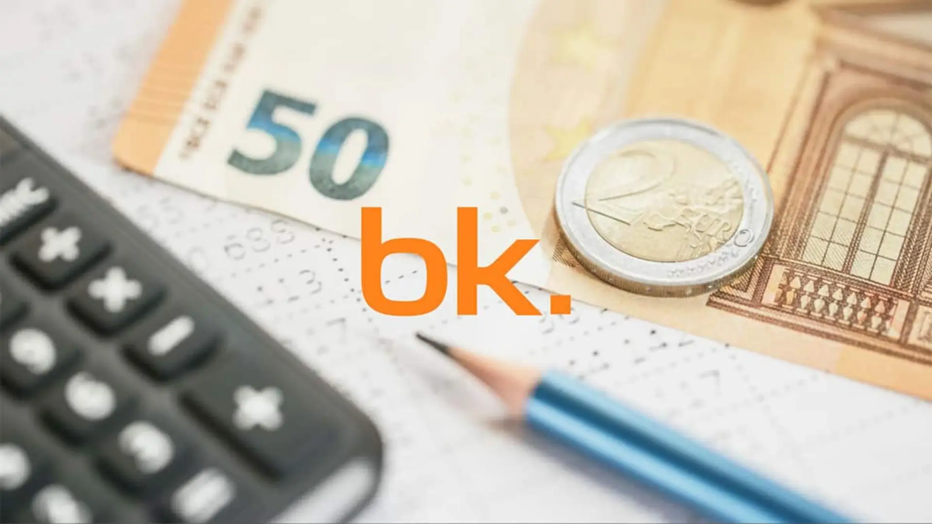 Bankinter ofrece 1.600 euros por tu nómina, pero hay una condición que pocos pueden cumplir Billetes de euro y una calculadora sobre un documento con el logotipo de Bankinter