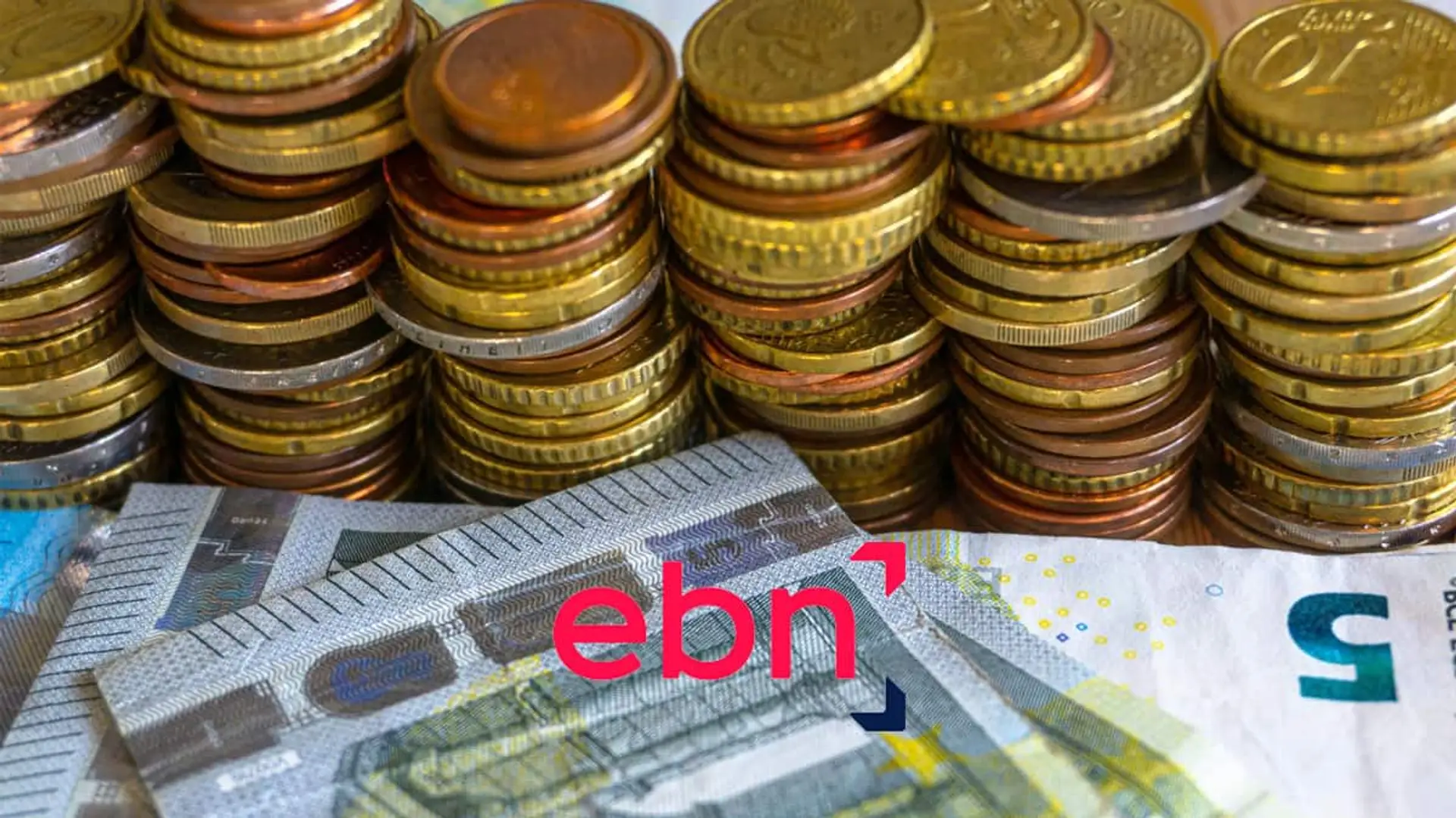 Billetes y monedas de euro con el logotipo de EBN