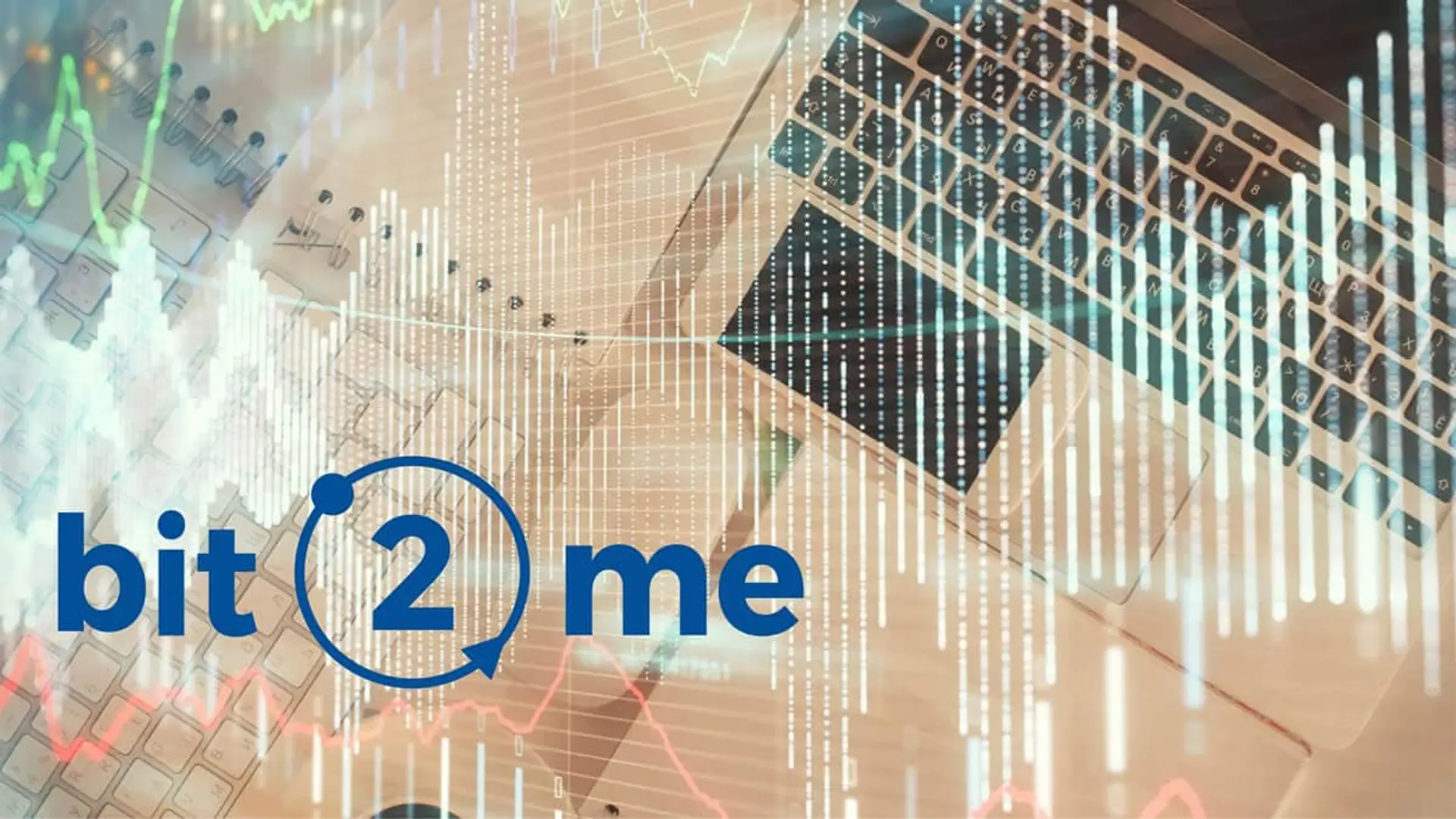 Logo de Bit2Me sobre gráficos bursátiles y un ordenador portátil para el trading de criptomonedas e inversión.