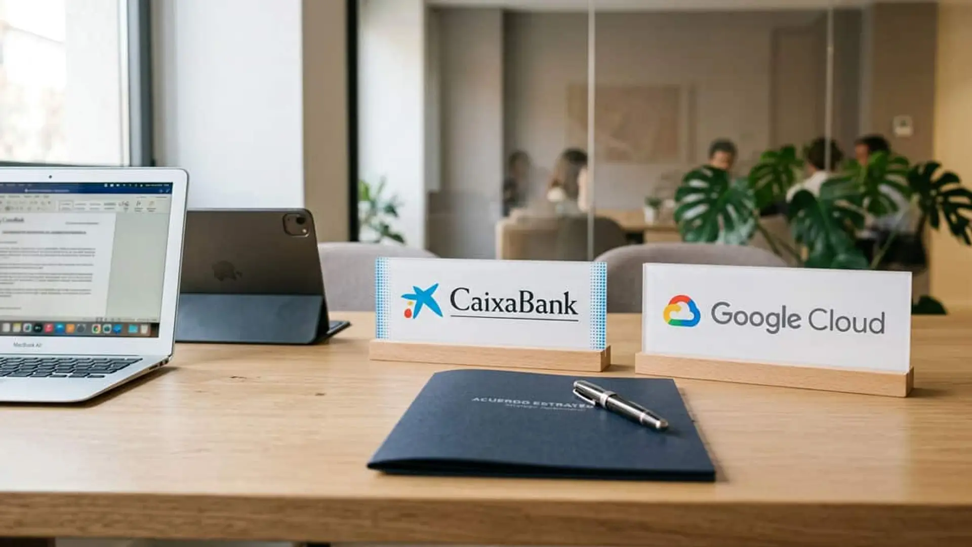 CaixaBank y Google Cloud extienden hasta 2033 su alianza: agentes de IA, nube híbrida y formación Mesa de oficina con carteles de CaixaBank y Google Cloud, una carpeta azul con un acuerdo, un bolígrafo y un ordenador portátil, con varias personas reunidas al fondo.