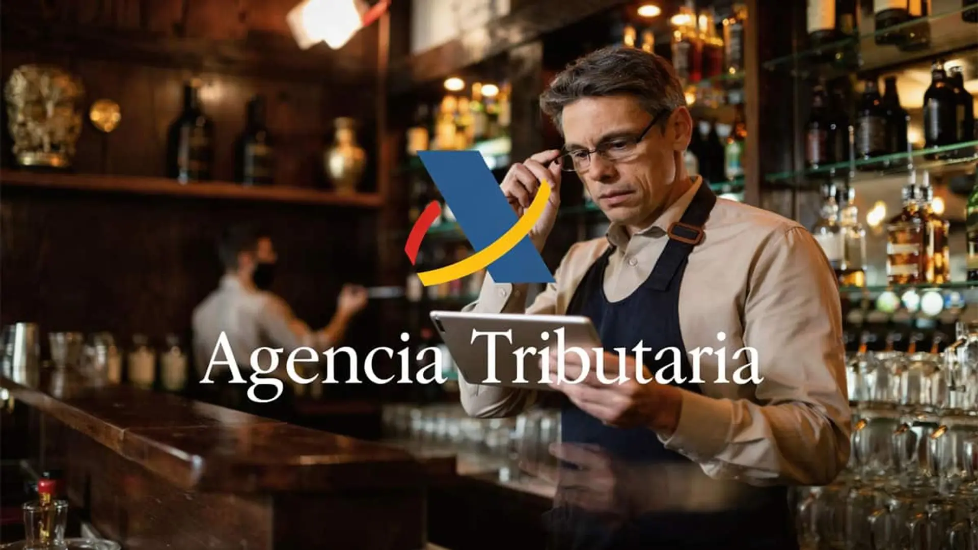 Camarero consultando una tablet en un bar con el logotipo de la Agencia Tributaria sobreimpreso