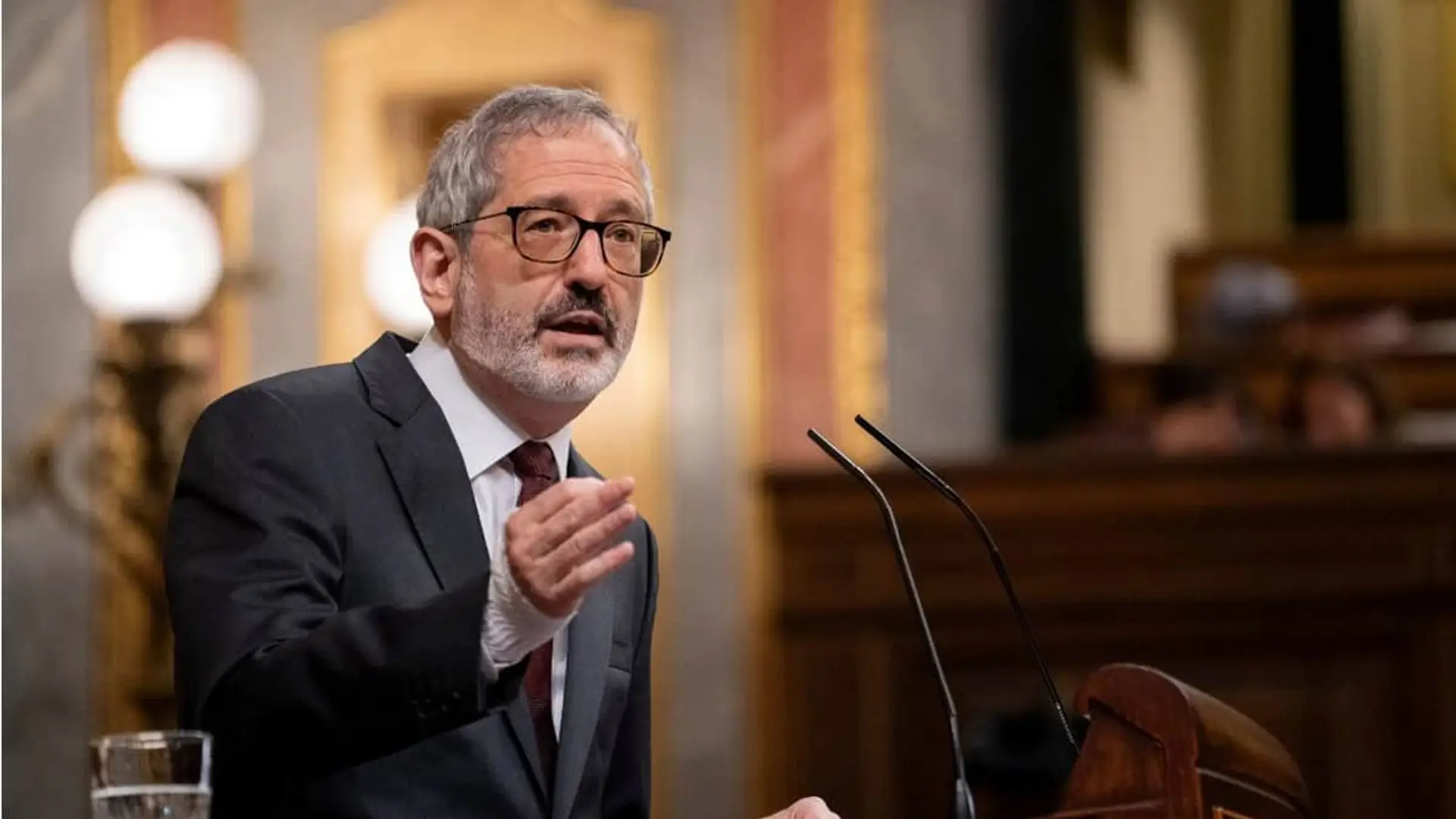 Sumar quiere que pagues más por tus beneficios de criptomonedas: así afectaría el cambio en la tributación El diputado de Sumar y economista Carlos Martín Urriza, durante una intervención en el Congreso de los Diputados.