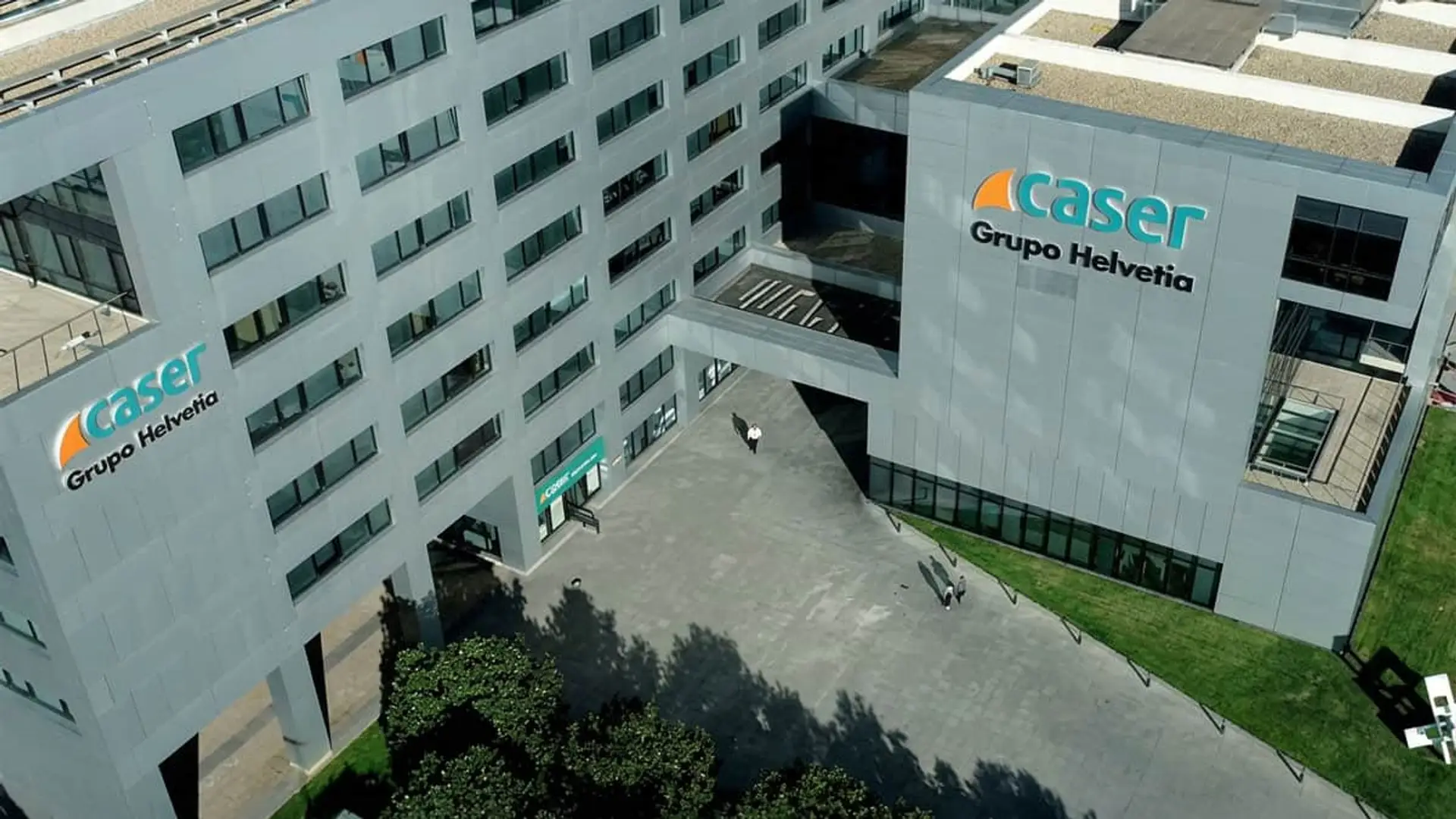 Sede central y oficinas de Caser Grupo Helvetia en un edificio moderno con el logotipo corporativo.