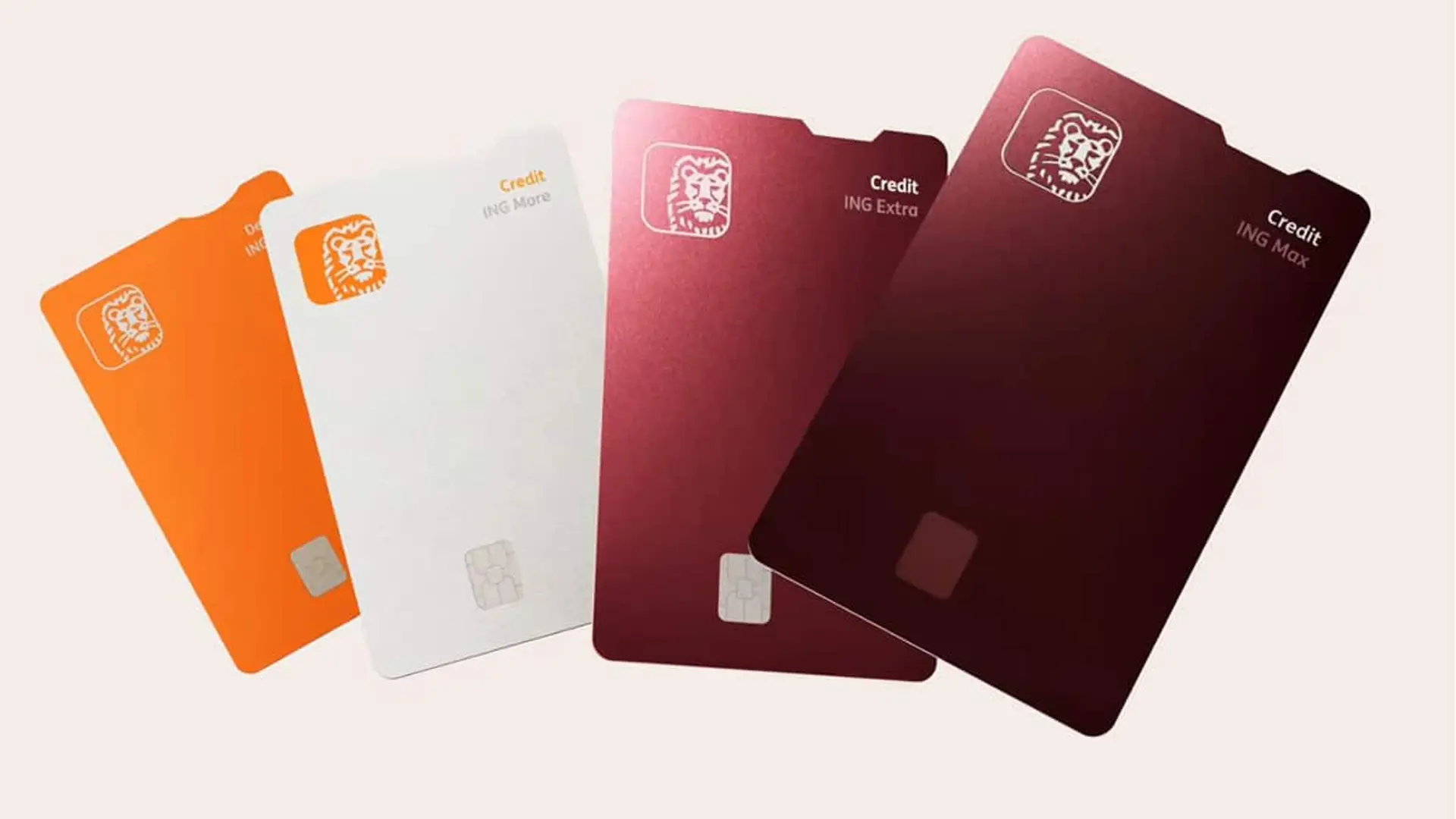 ING imita el modelo de Revolut y N26: plan gratuito para todos y suscripciones de pago con extras a la carta Colección de tarjetas ING Débito, ING More, ING Extra e ING Max sobre fondo claro
