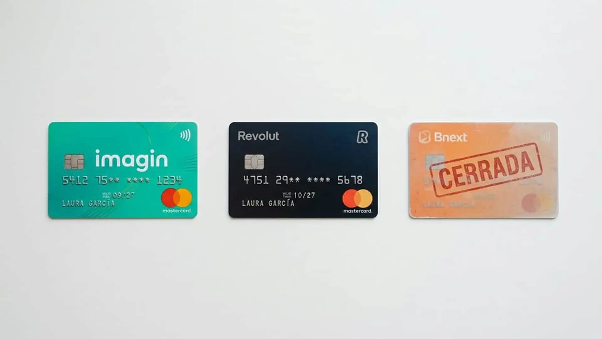 Tarjetas sin comisiones para viajar: imagin vs Revolut y el adiós de Bnext Tres tarjetas bancarias de imagin (verde), Revolut (negra) y Bnext (naranja, con sello de cerrada)