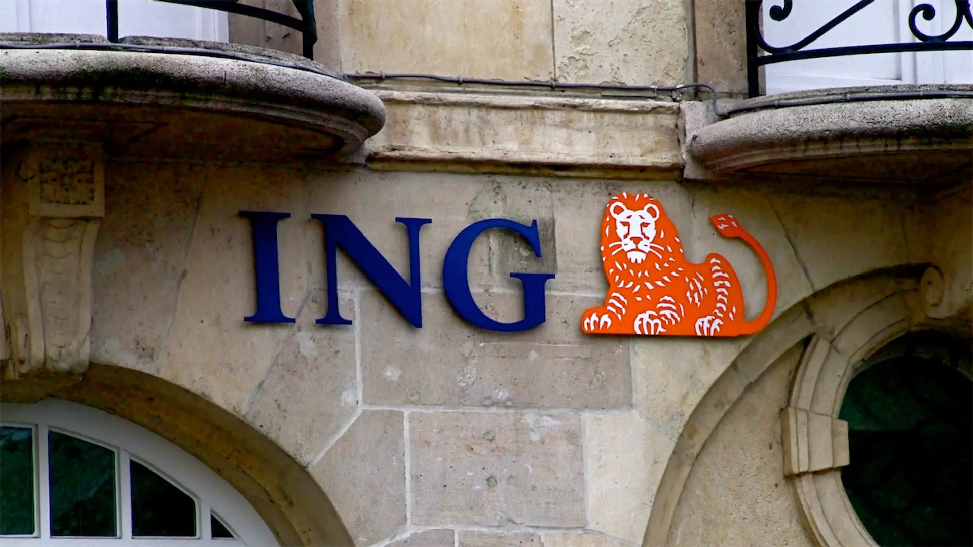 ¡Corre! Esta es la fecha límite para conseguir 400 euros con ING Rótulo con el logo de ING y su icónico león naranja en la fachada de una de sus oficinas o sucursales bancarias.