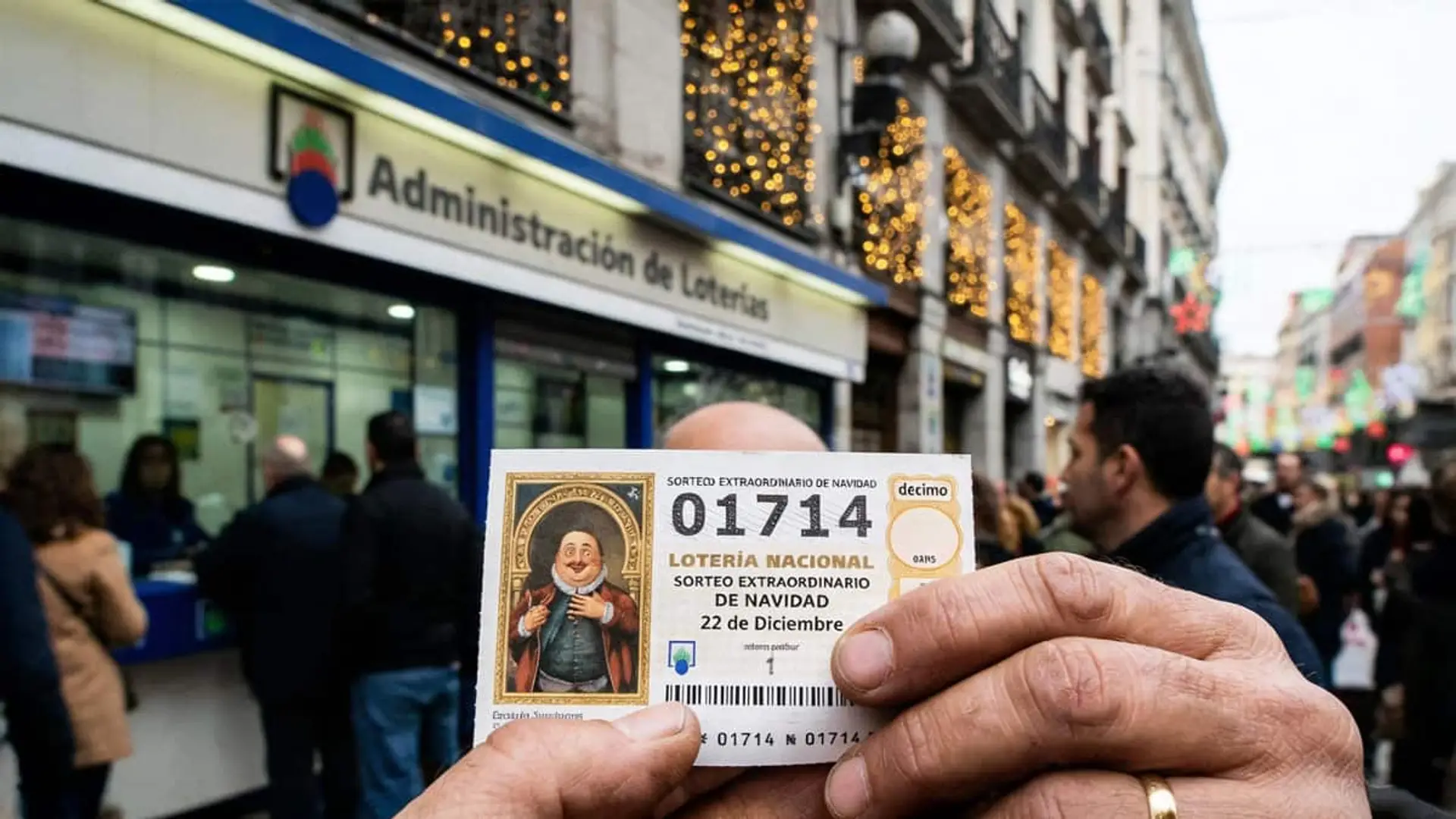 Adiós a pagar a Hacienda si te toca la Lotería de Navidad: el método legal para evitar impuestos Primer plano de un décimo de la Lotería de Navidad sostenido frente a una Administración de Loterías en España
