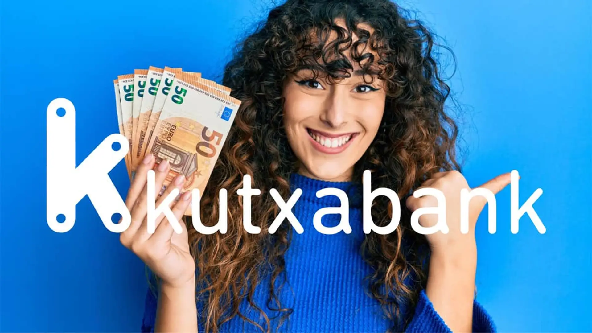 Mujer joven con billetes de cincuenta euros junto al logo de Kutxabank para representar el ahorro y beneficios bancarios.
