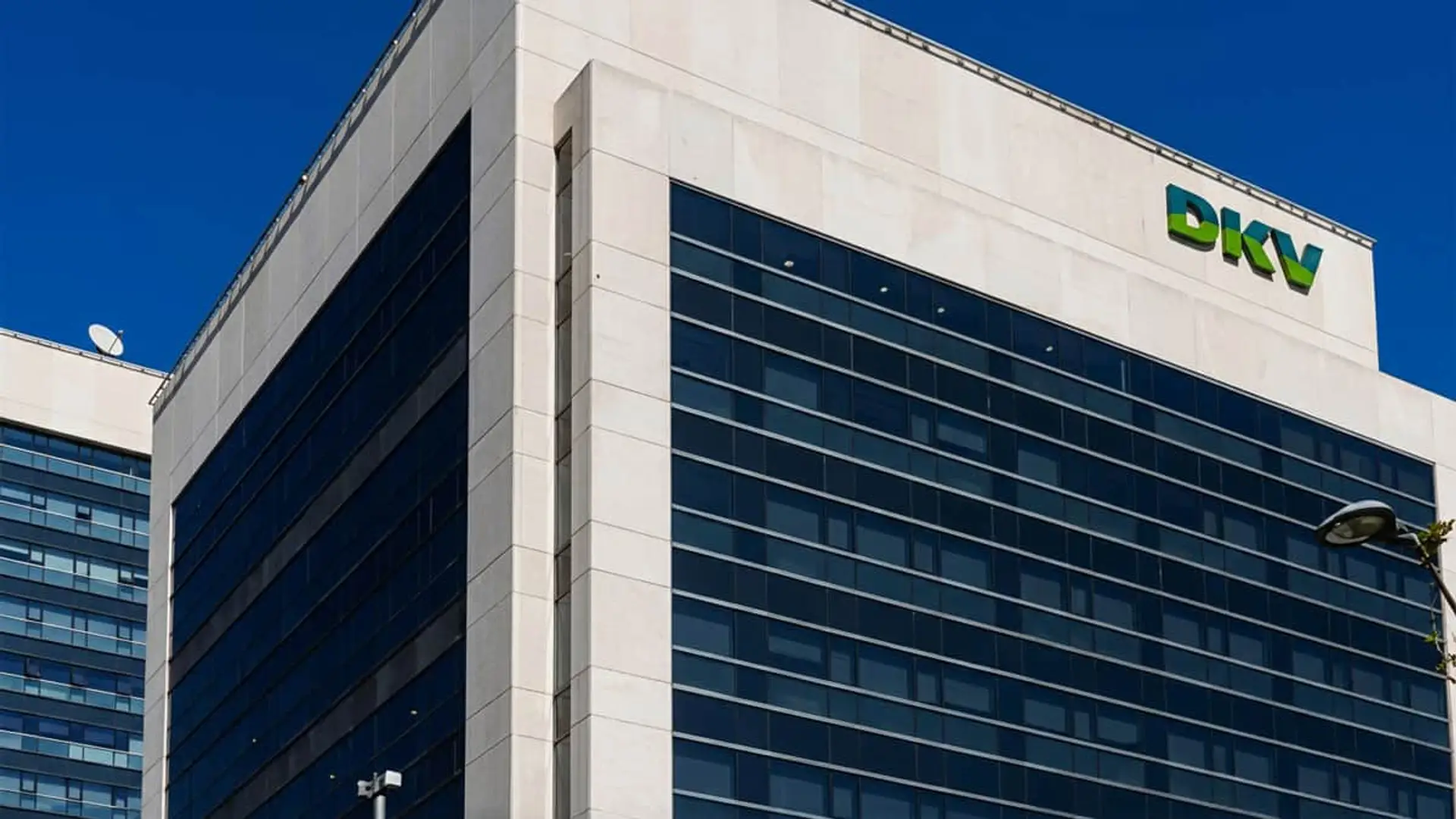 Sede de DKV Seguros: fachada del edificio de oficinas con el logotipo corporativo de la aseguradora.