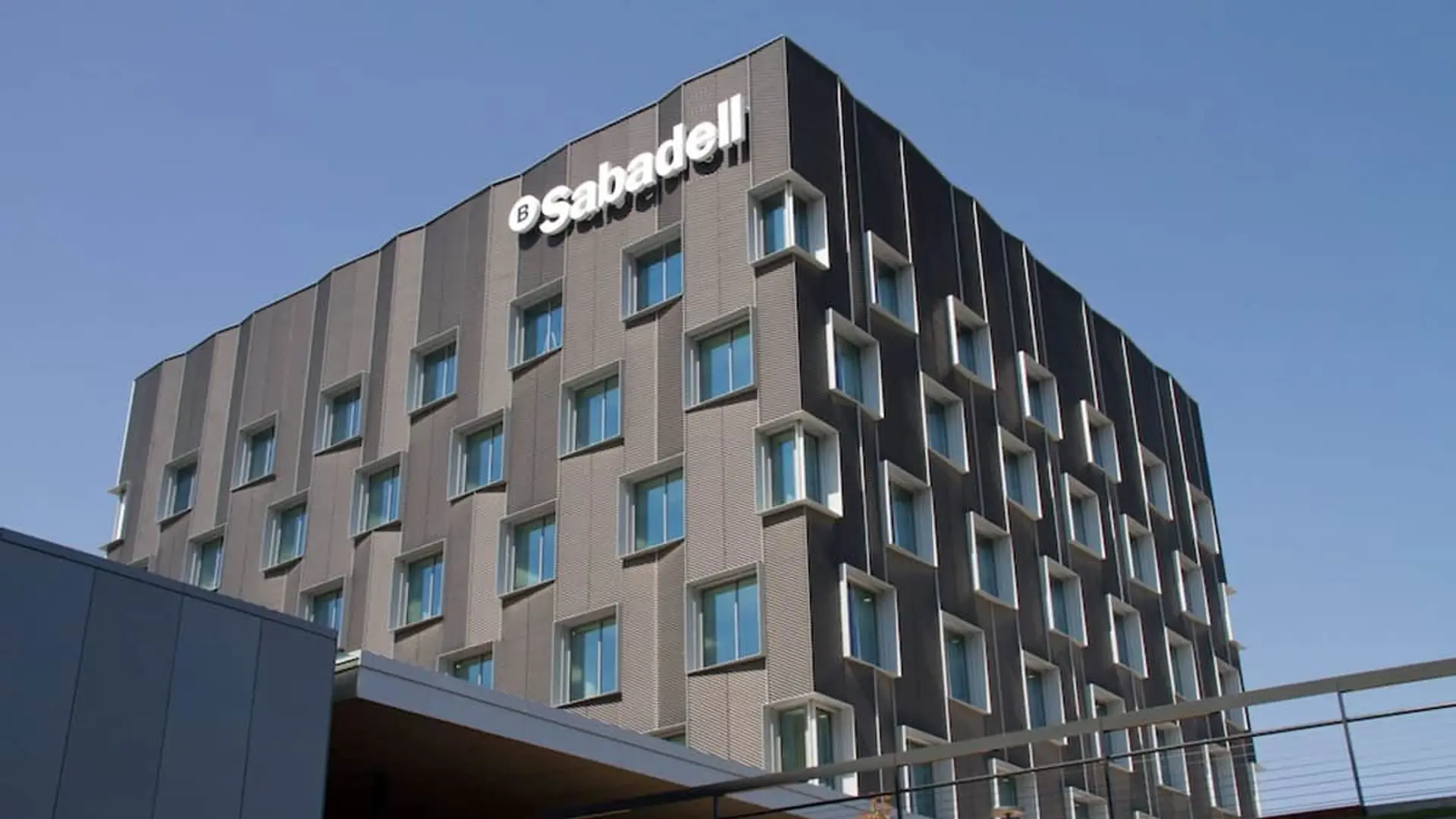 Últimas horas para los 400 euros de Banco Sabadell: qué te piden y cómo llegar a 780 Fachada del edificio de oficinas corporativas de Banco Sabadell con el logotipo oficial de la entidad financiera.