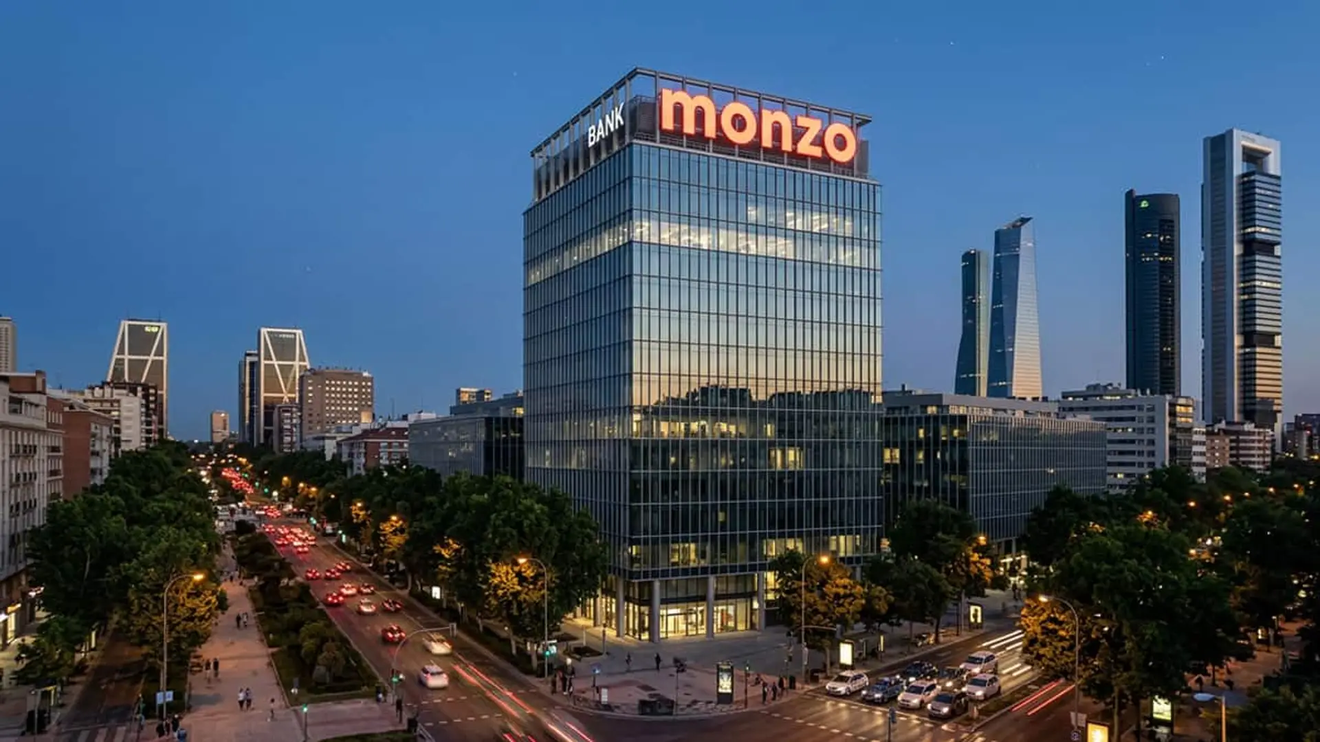 El gran neobanco británico aterriza en España: Monzo llega para presionar a Revolut, N26 y Trade Republic desde septiembre Edificio de Monzo en una avenida urbana de Madrid al atardecer.