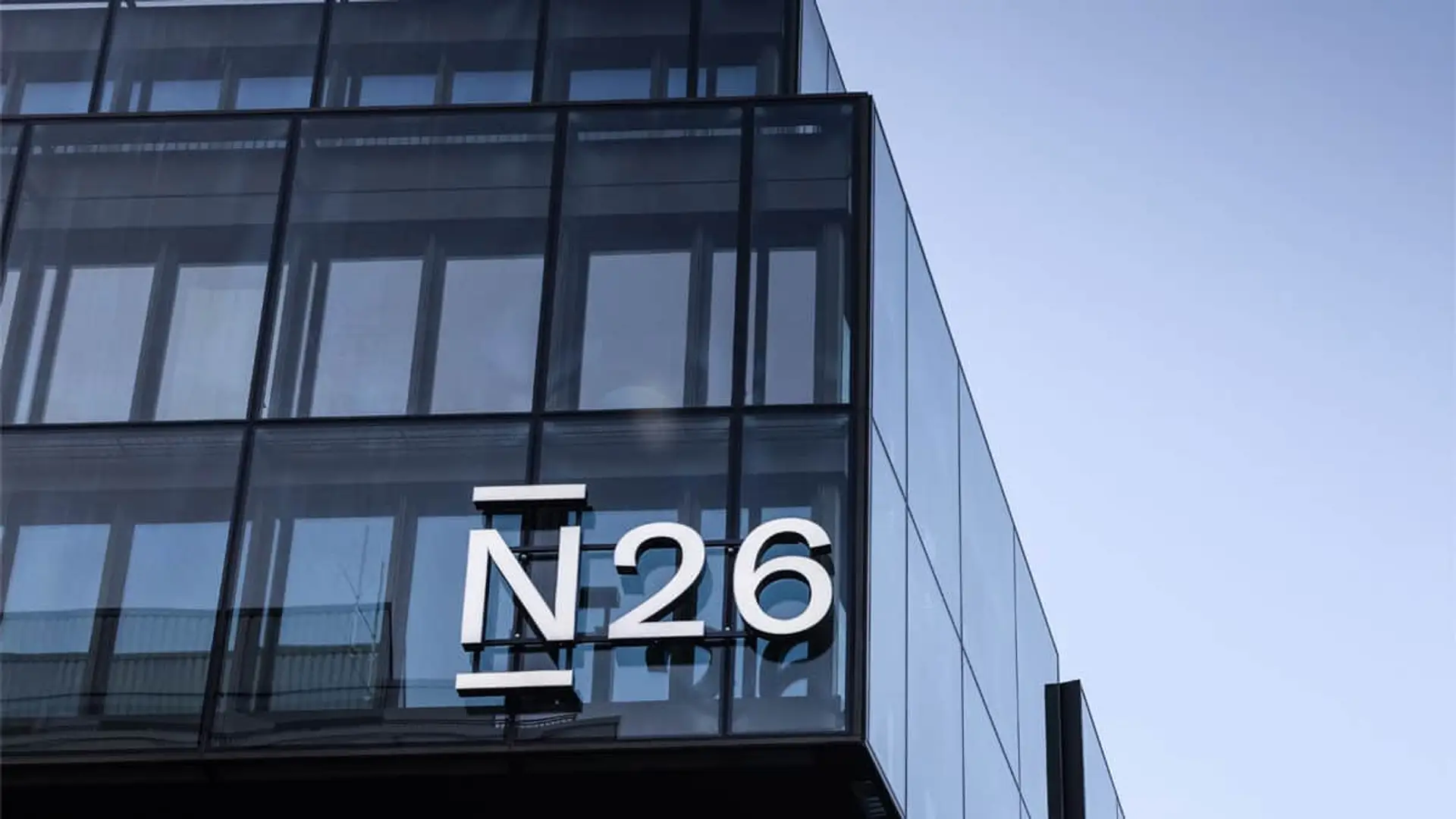 N26 casi duplica los clientes que invierten en su plataforma en 2025: dos de cada tres nuevos usuarios lo hacen por primera vez Fachada de edificio de oficinas de cristal con el logotipo del banco N26 en el exterior.