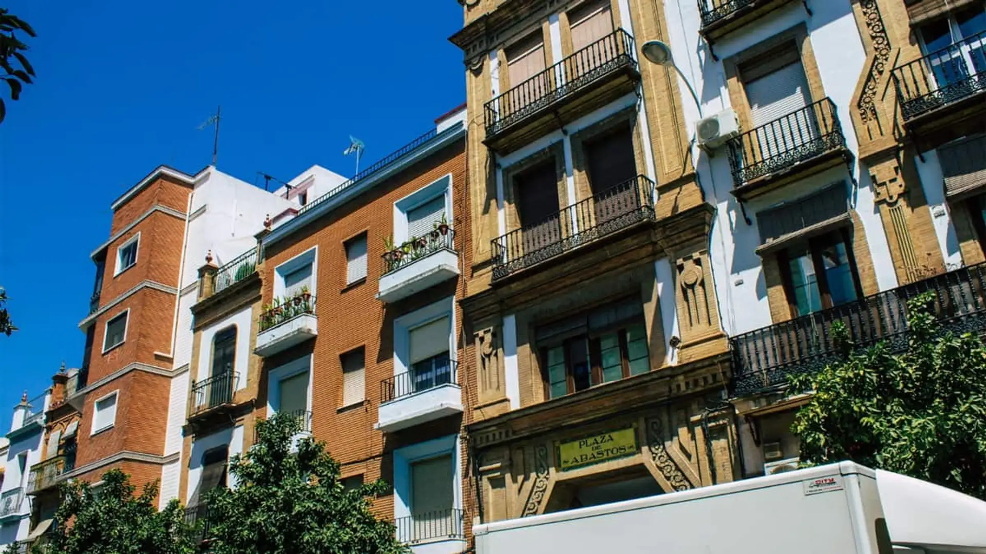 Las hipotecas baratas tienen los días contados: Ibercaja anticipa subidas, pero descarta una burbuja Fachadas de varios edificios residenciales con balcones en una calle urbana bajo un cielo despejado