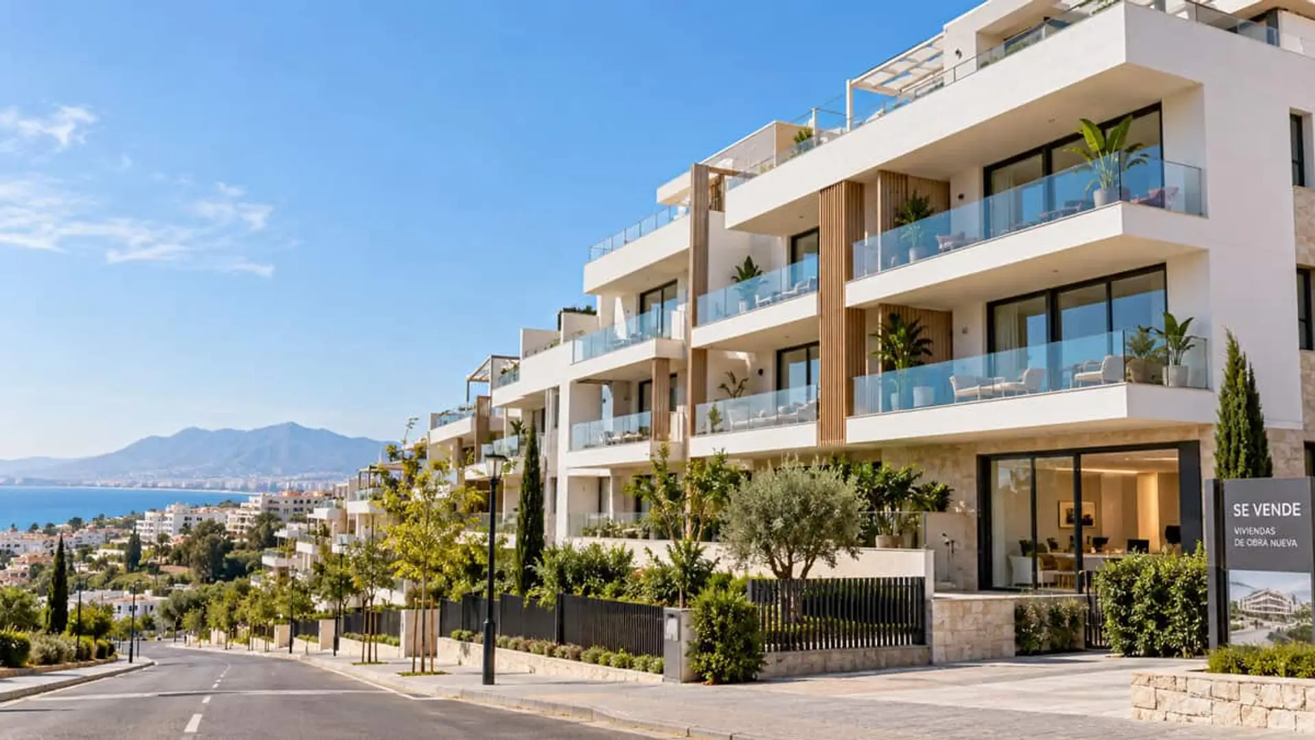 Las hipotecas se encarecen: el préstamo medio sube un 7,7% en un año y el interés llega al 3,08% Promoción de viviendas de obra nueva con terrazas acristaladas y vistas al mar, junto a un cartel de venta de pisos.