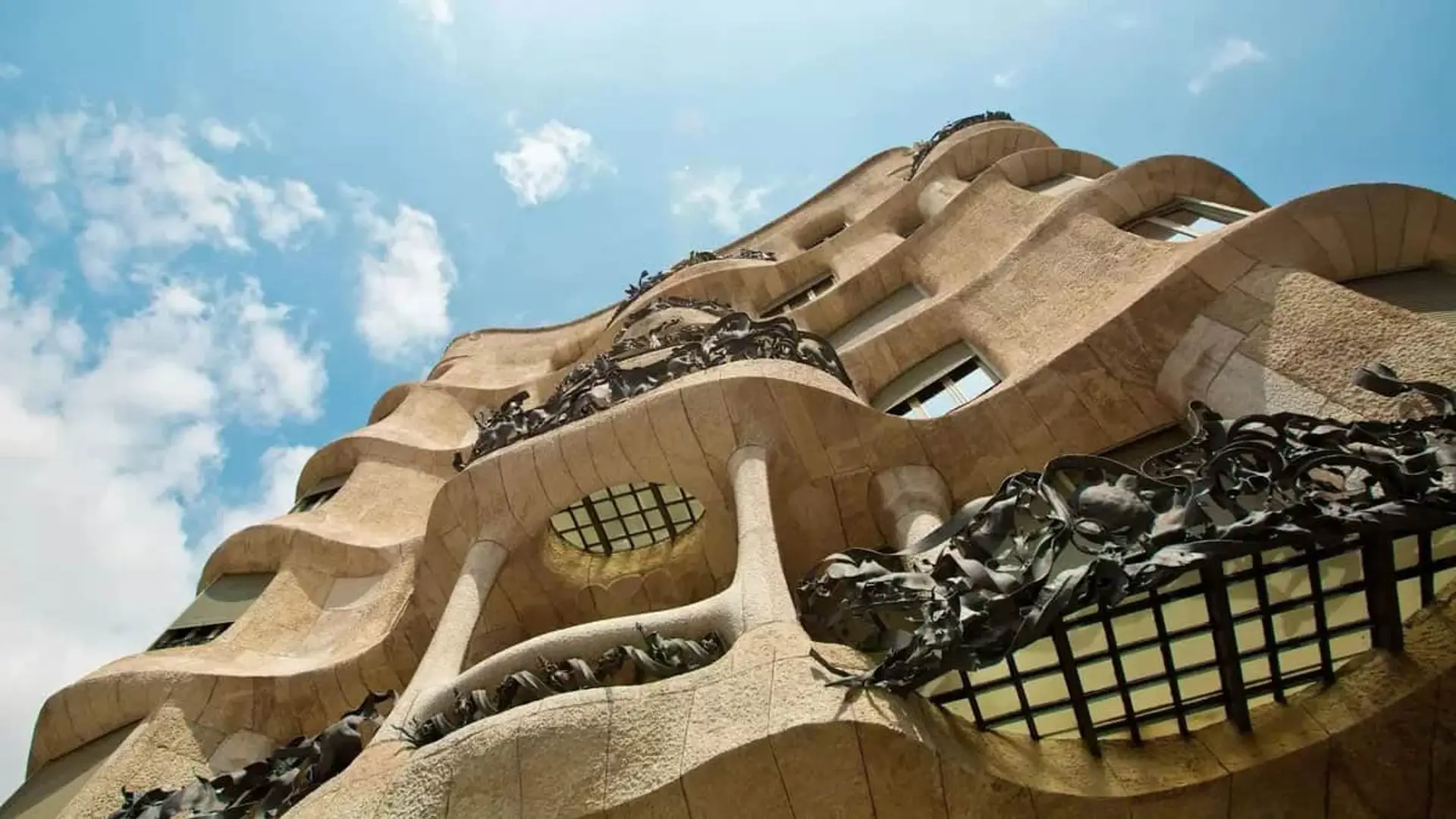 Fachada ondulada de la Casa Milà (La Pedrera) de Gaudí en Barcelona. Vista desde abajo de sus balcones de hierro.