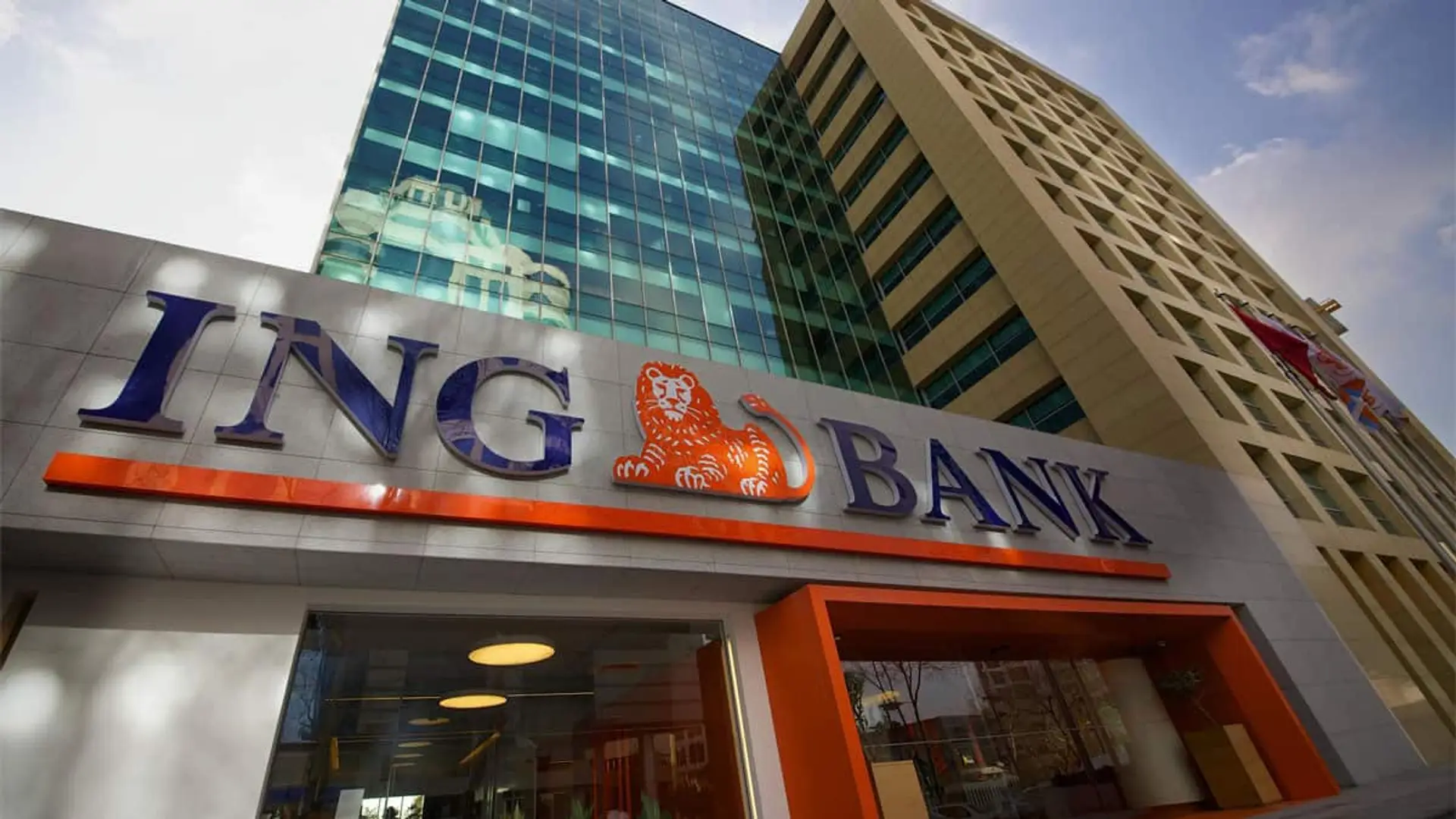 ING convierte España en su mayor mercado de seguros y prepara ya su banca privada para este año Fachada de un edificio de ING Bank