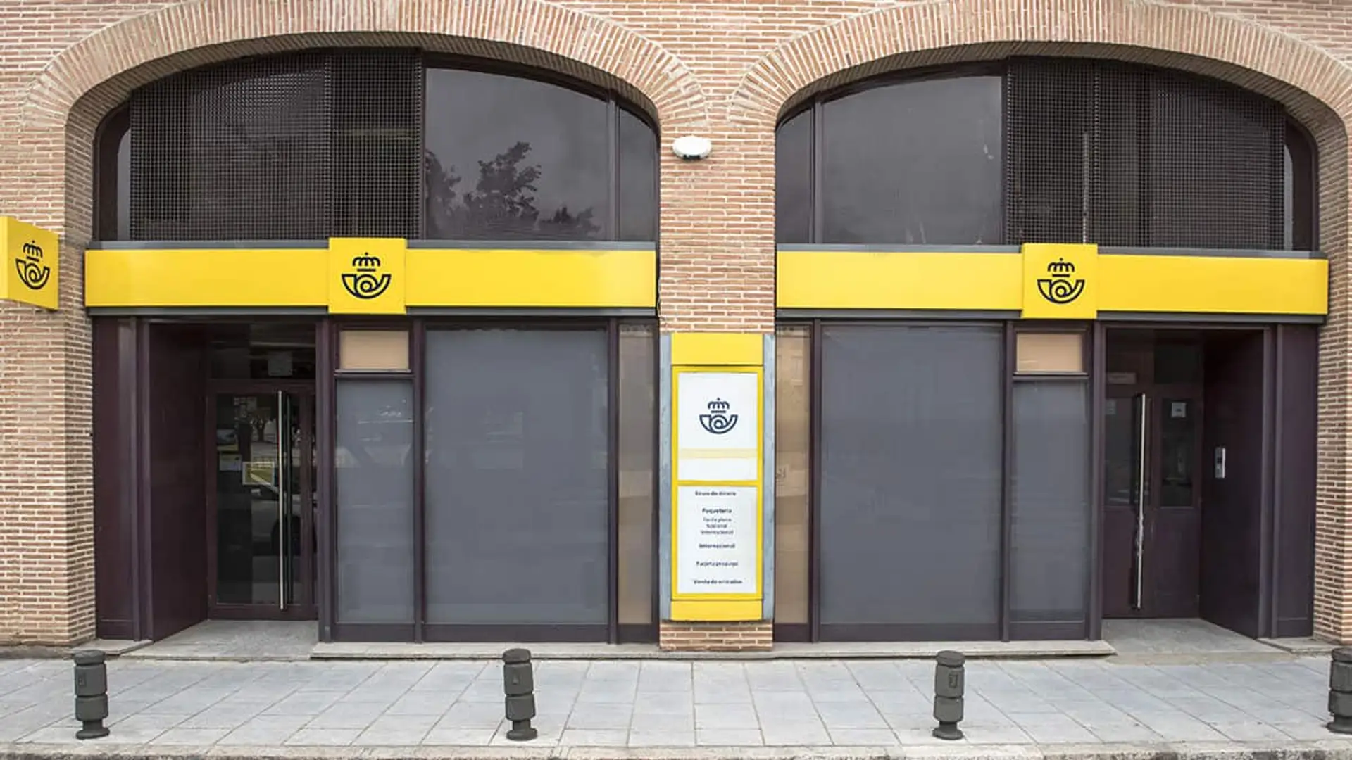 Fachada de una oficina de Correos con la nueva imagen corporativa