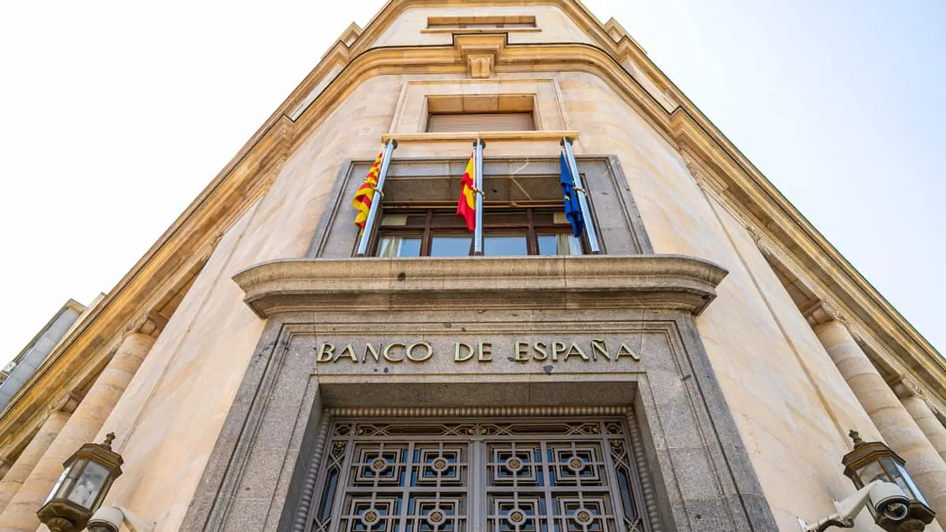 Fachada del Banco de España en Zaragoza con banderas en el balcón y el rótulo sobre la entrada