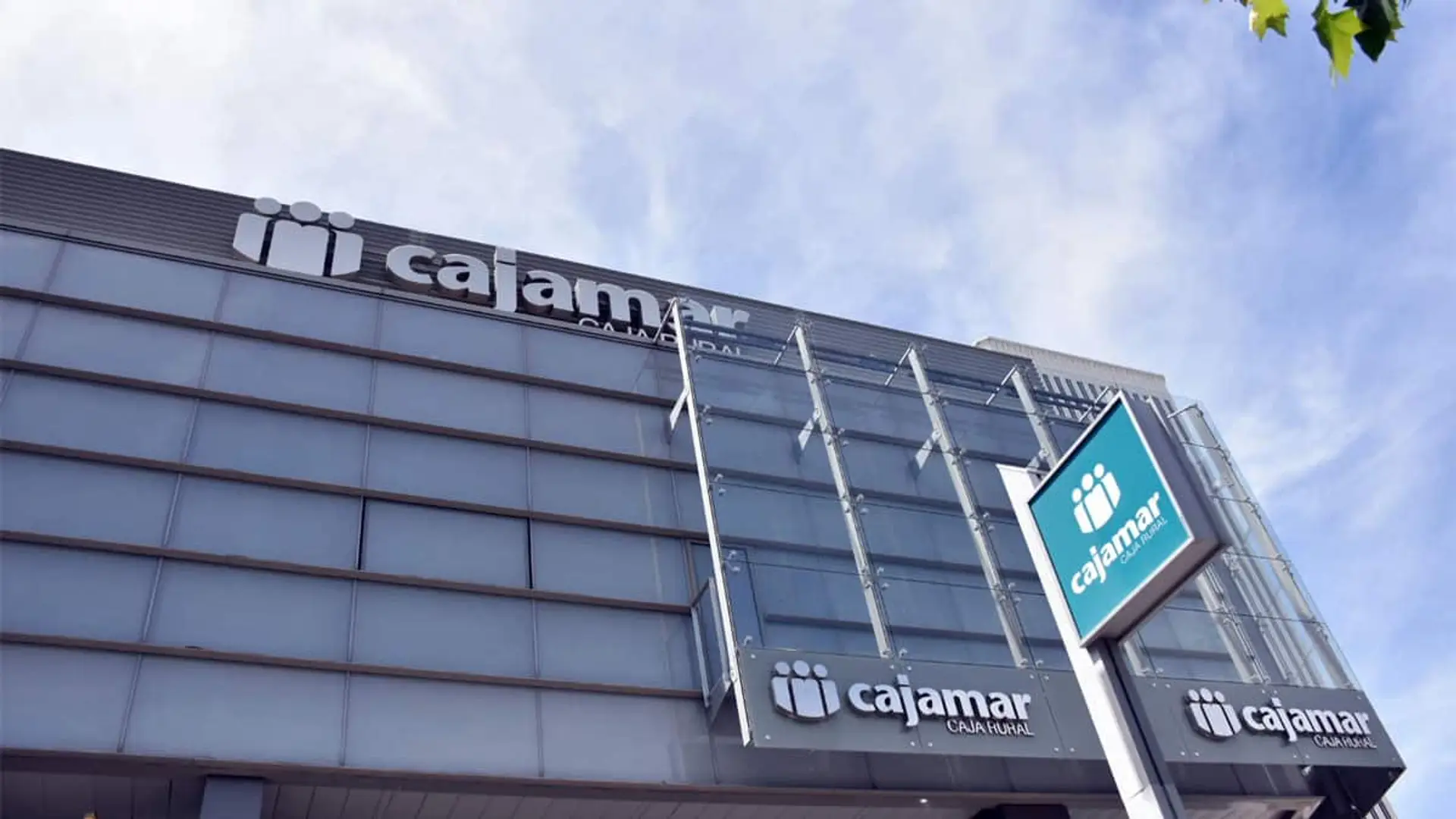 Cajamar crece un 6,8% pese a la caída en el margen de intereses: crédito y ahorro de las familias han sido la clave Fachada de un edificio de Cajamar Caja Rural con el logotipo corporativo visible en el exterior