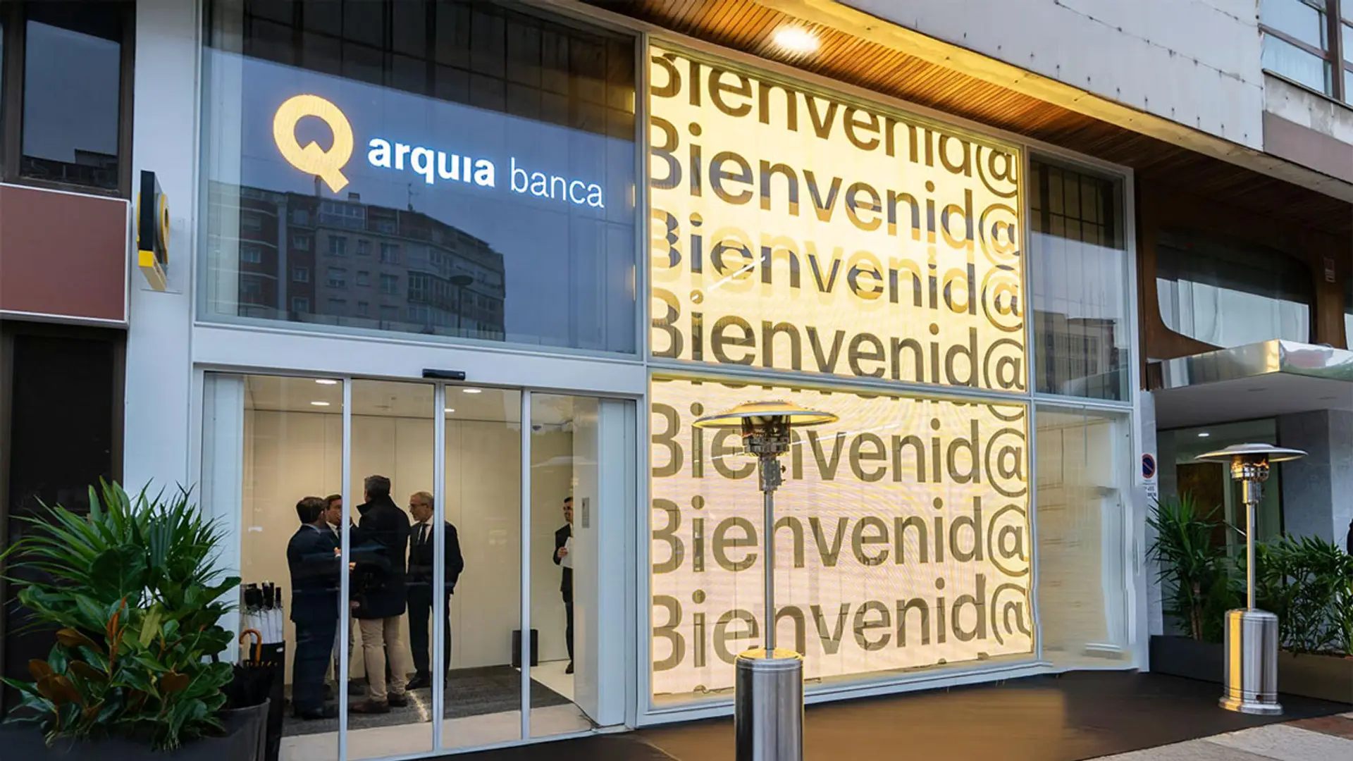 El depósito al 2,5% TAE que irrumpe a finales de octubre Fachada de una oficina de Arquia Banca con el cartel de bienvenida.