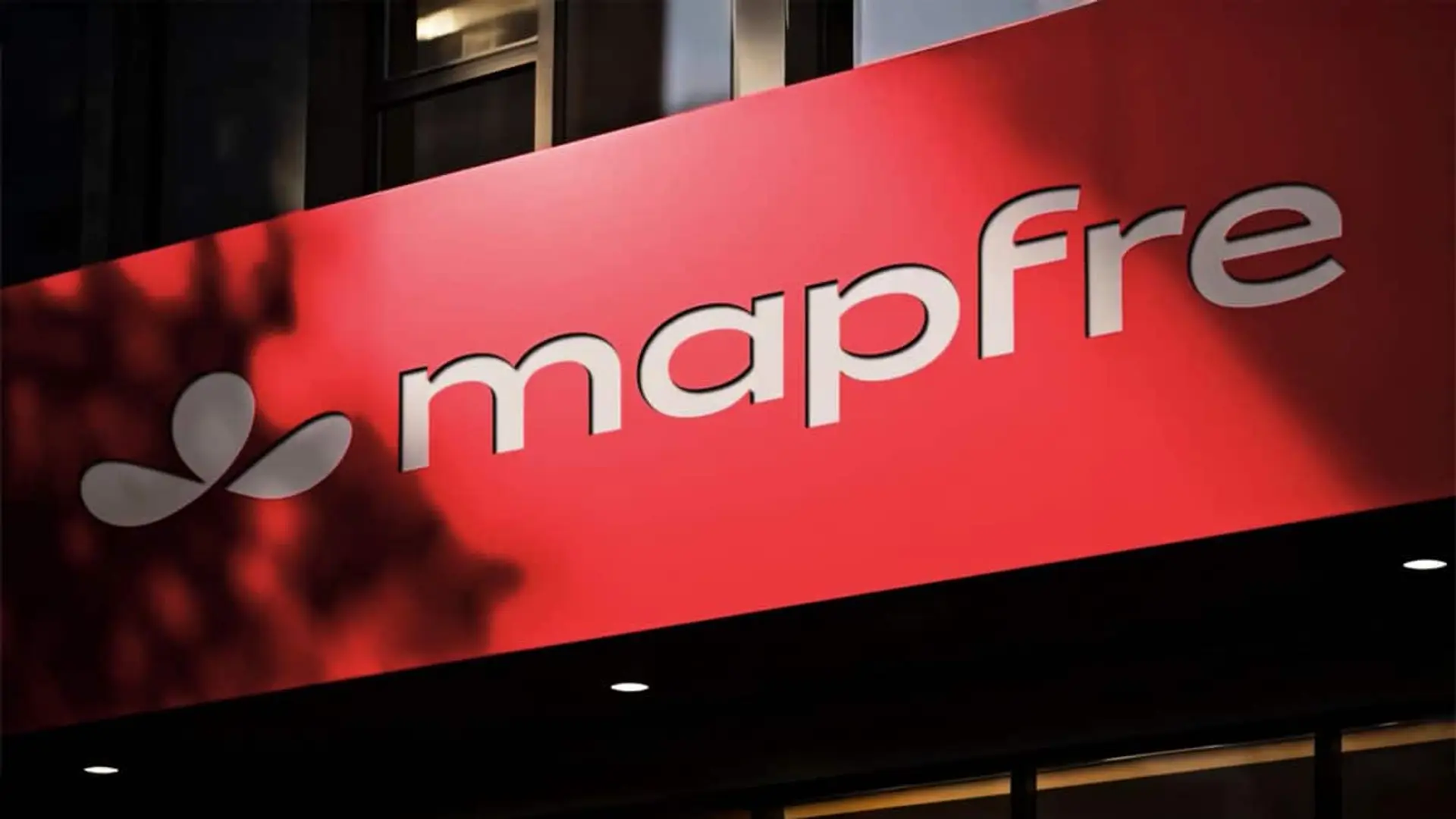 Fachada de una oficina de Mapfre con el logotipo corporativo en color rojo