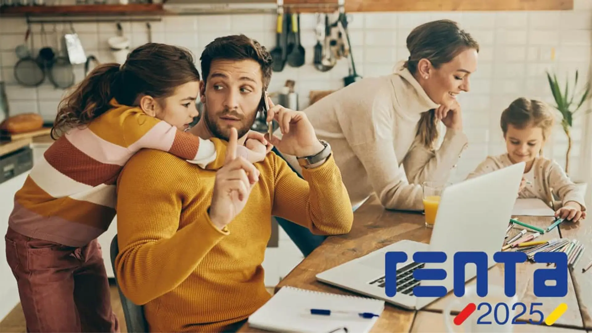 Familia gestionando la declaración de la Renta 2025 en casa con portátil y teléfono para realizar trámites fiscales.