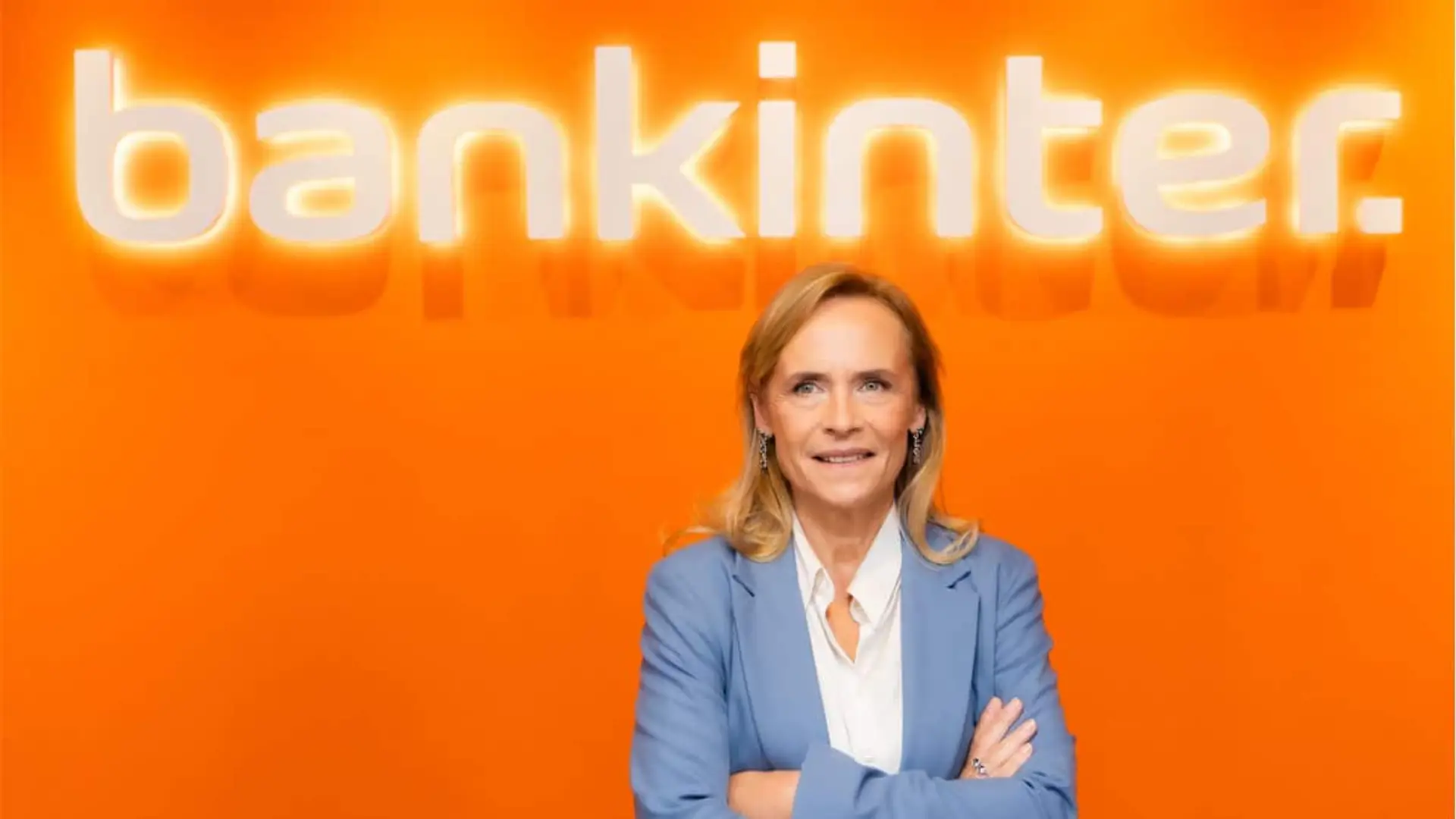 Bankinter pulveriza récords y supera por primera vez los 1.000 millones de beneficio Gloria Ortiz, consejera delegada de Bankinter, posando delante del logotipo corporativo del banco