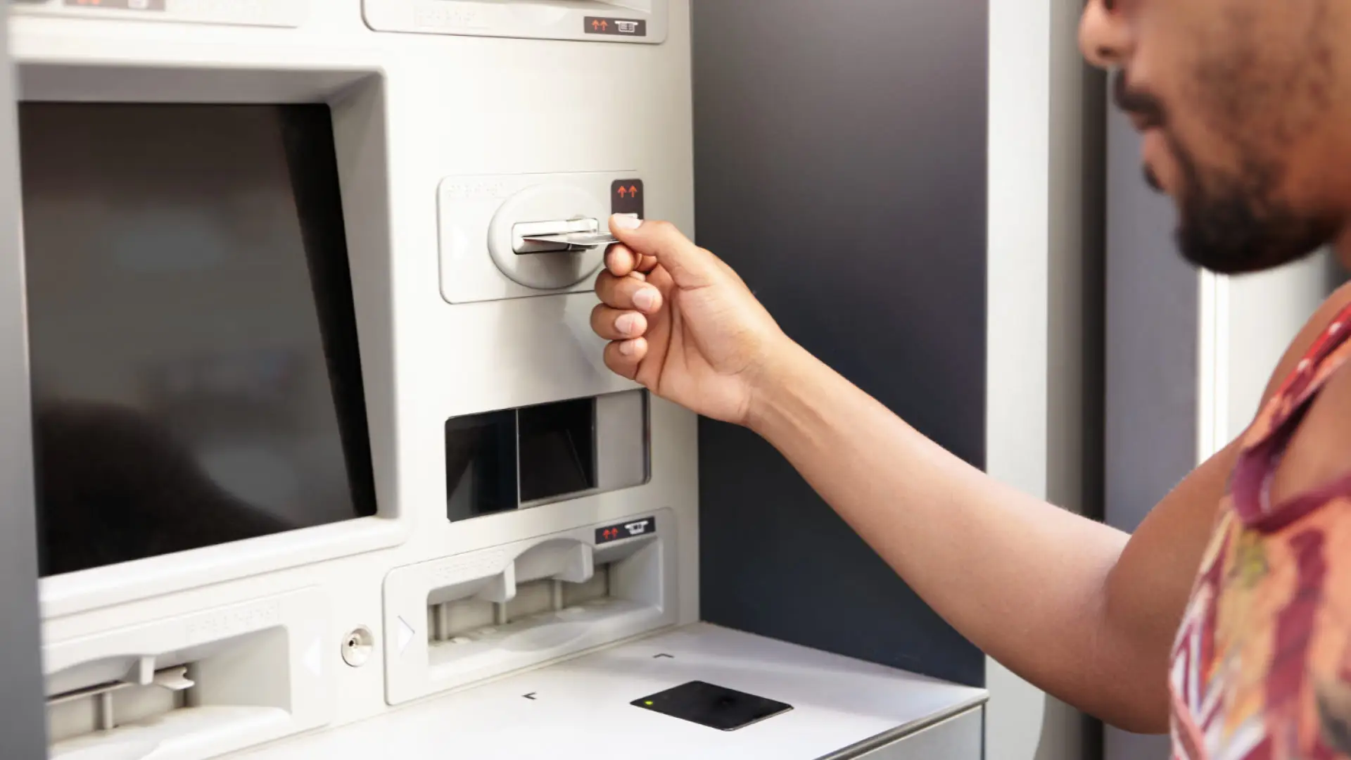 Hacienda vigila el efectivo: así multa según el dinero que ingreses o saques del banco Persona introduciendo su tarjeta de crédito o débito en un cajero automático para sacar dinero en efectivo.