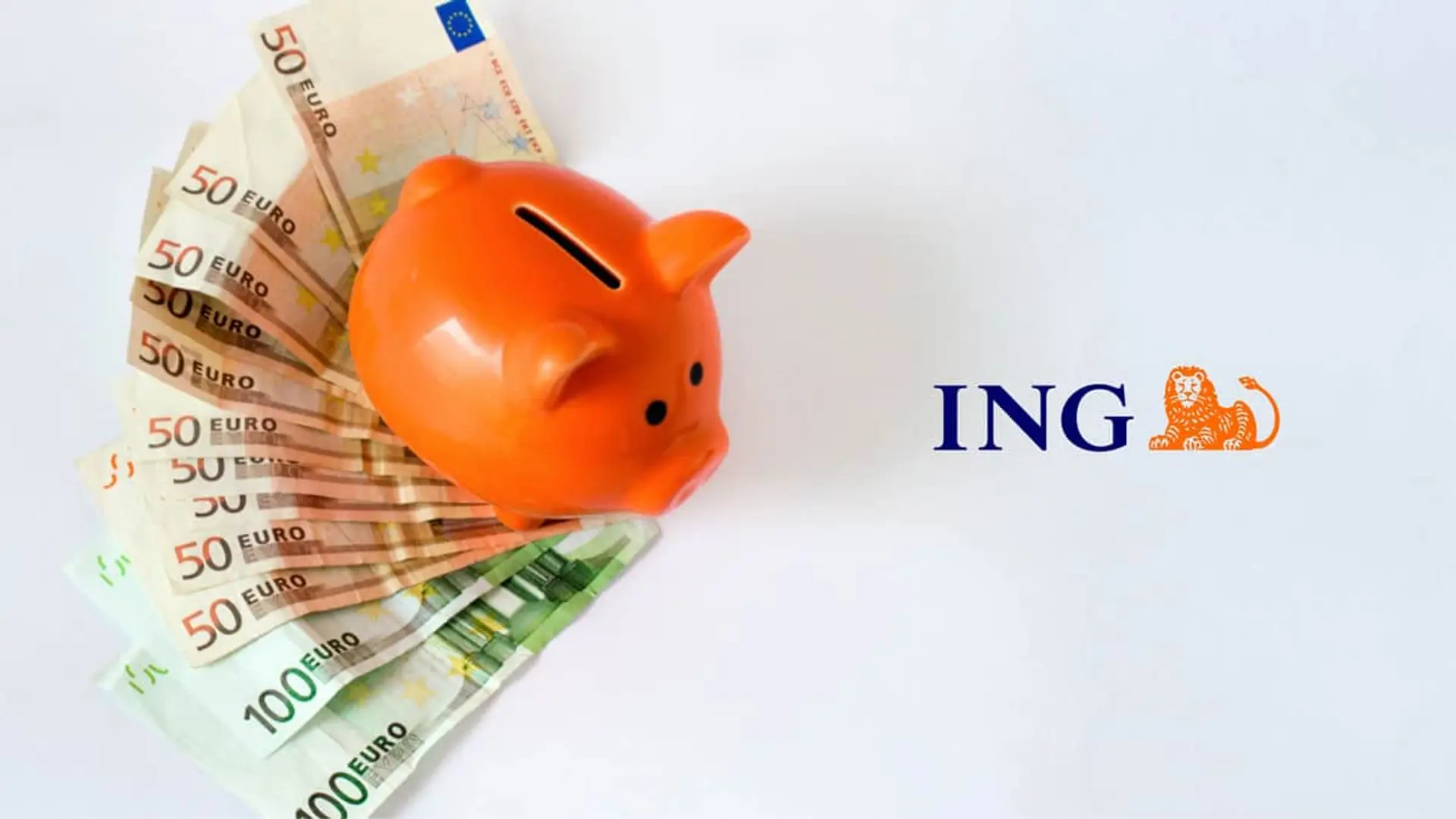 ING entra en la guerra de los depósitos a largo plazo: hasta el 2,15% TAE y sin importe mínimo Hucha naranja sobre billetes de euro junto al logo de ING para representar el ahorro y la inversión financiera.