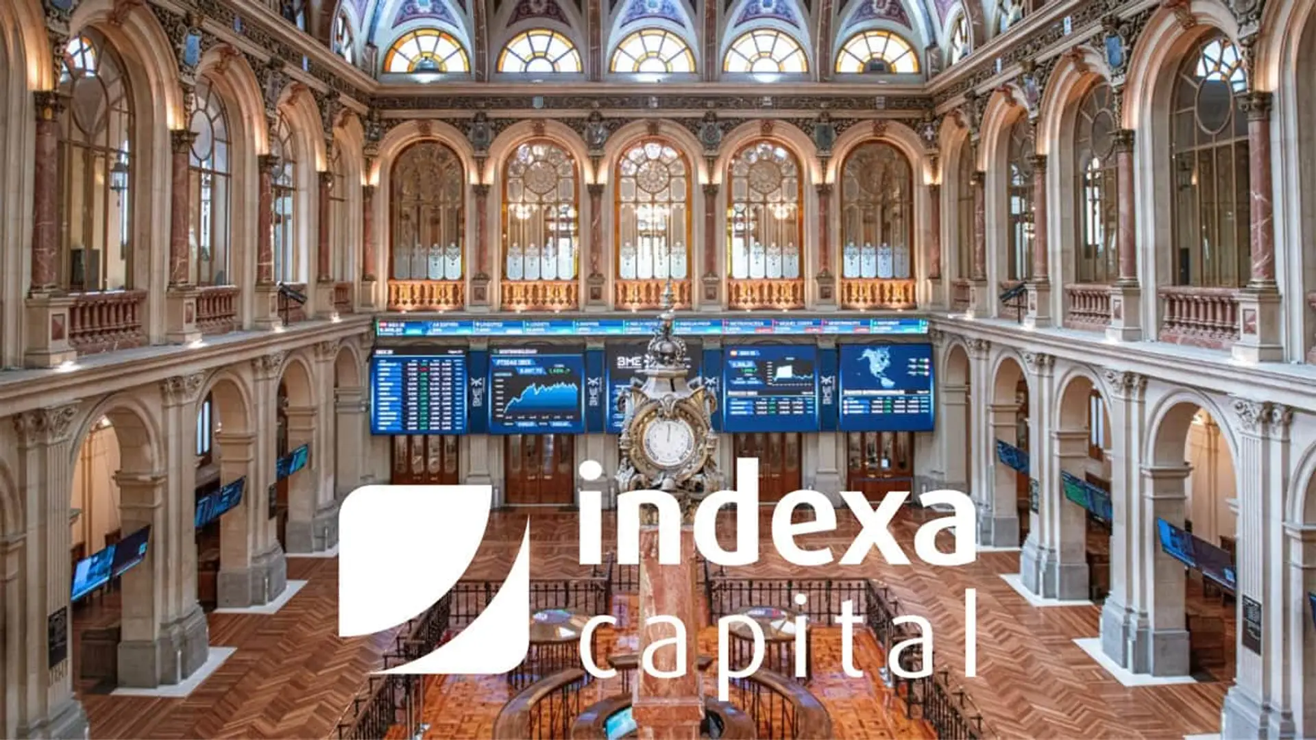 Logotipo de Indexa Capital en el Palacio de la Bolsa de Madrid, líder en inversión pasiva y fondos indexados.