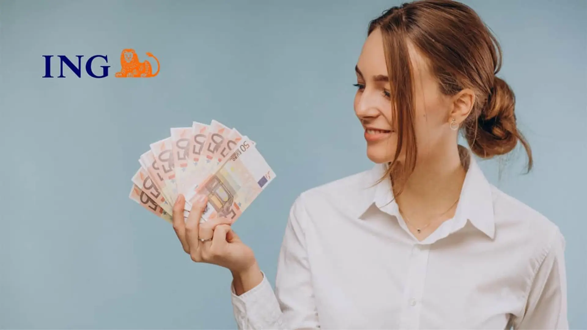 Mujer con abanico de billetes de euro junto al logo de ING para representar beneficios y ahorros bancarios.