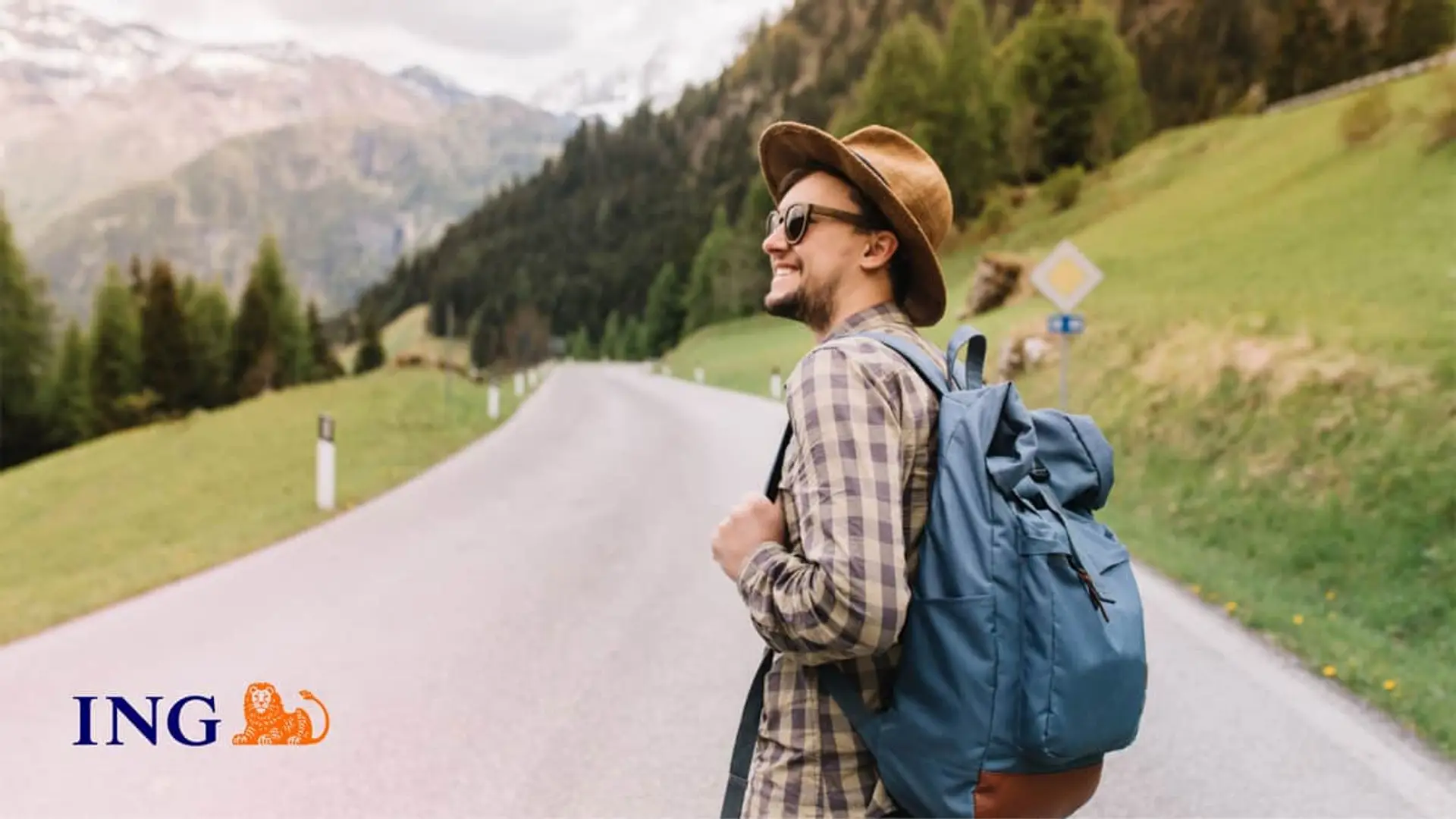 Viajero con mochila en la montaña junto al logo de ING, representando el ahorro y la protección en tus viajes.