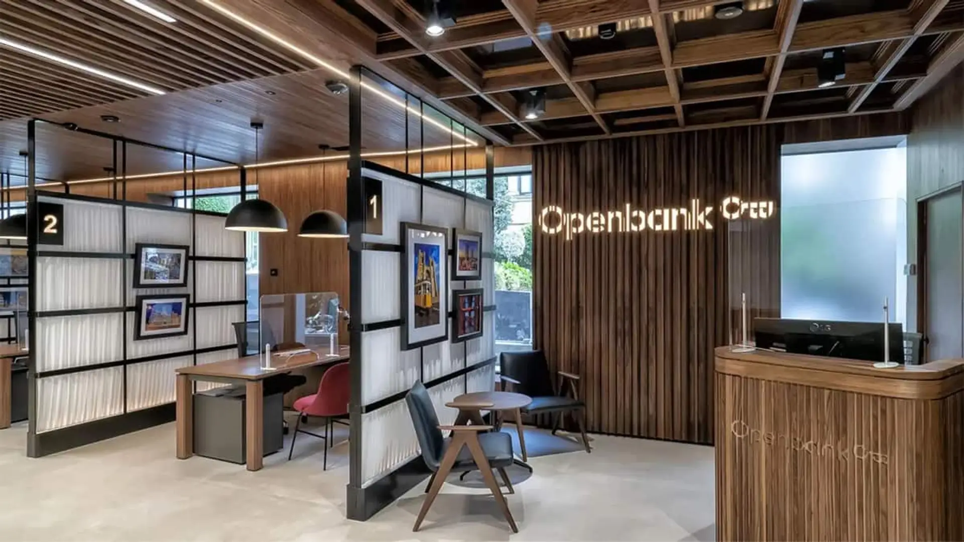 El plan del Banco Santander para Openbank: 35 millones de clientes con adopción de IA a gran escala Interior de una oficina moderna de Openbank.