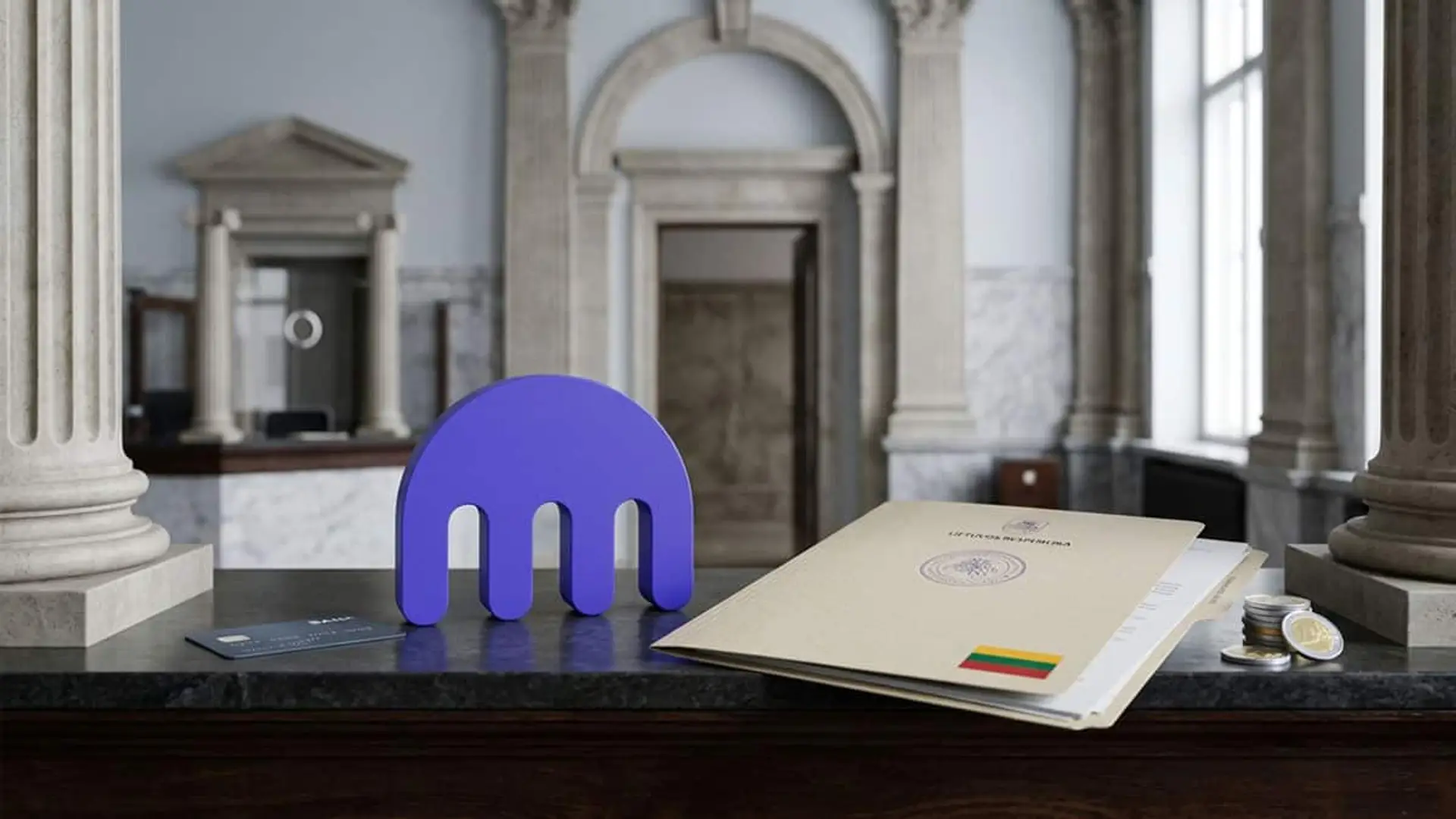 Kraken busca ser el único banco cripto con licencia en la UE Logotipo de Kraken junto a documentación bancaria de Lituania, una tarjeta bancaria y monedas sobre un mostrador