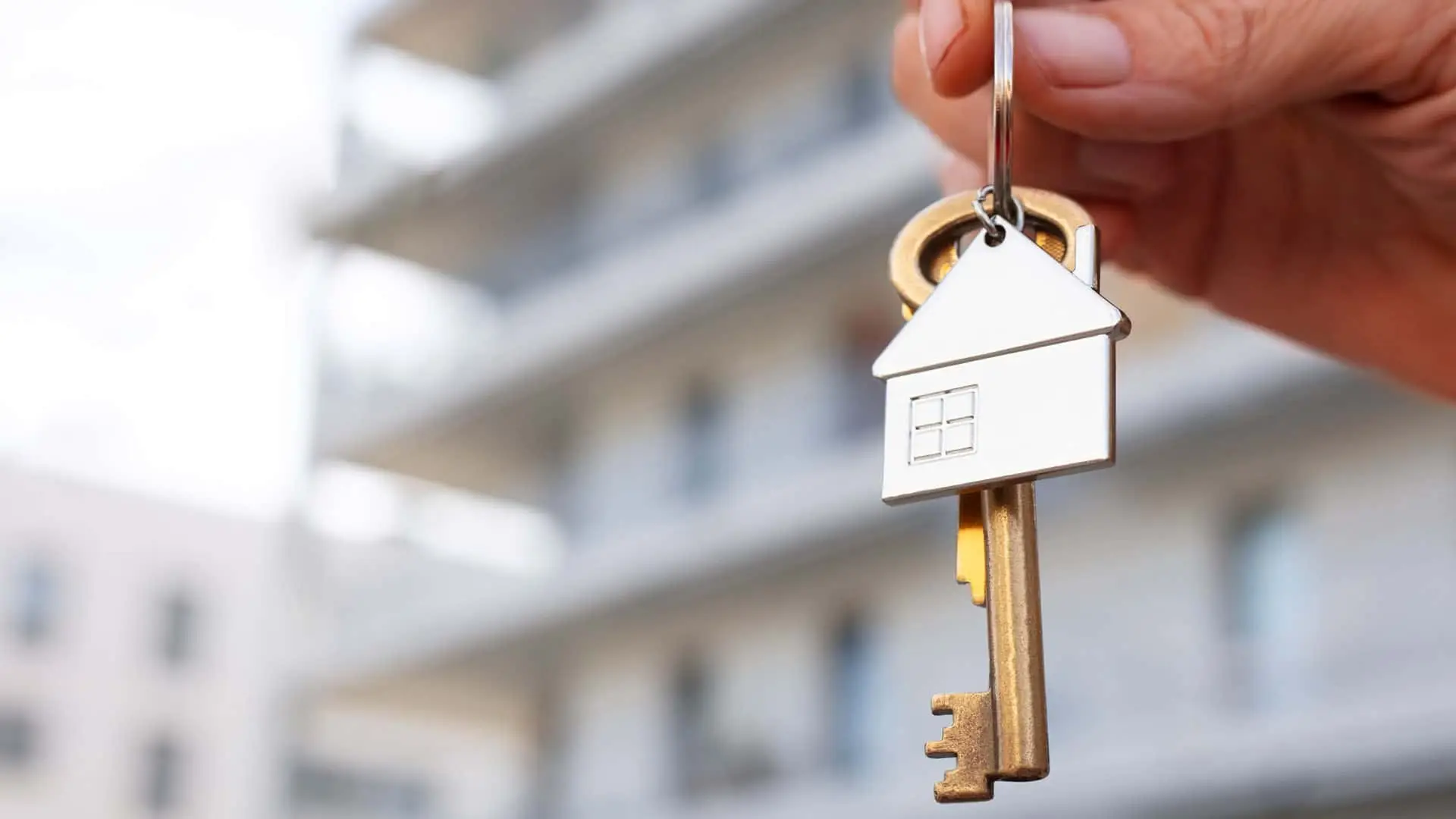 Llave con llavero en forma de casa, símbolo de la compra de una vivienda.