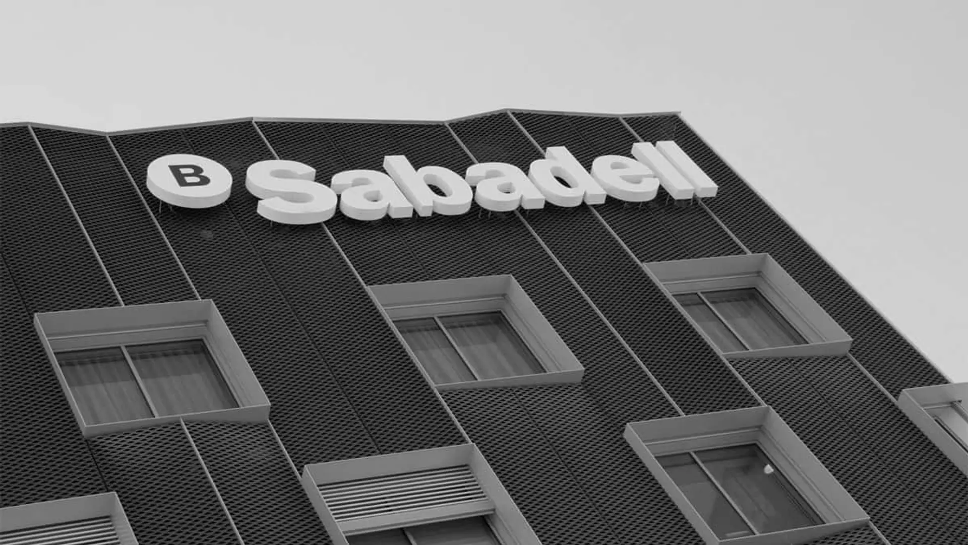Guerra por la nómina: Banco Sabadell regala 400 euros y un 2% de remuneración Fachada del edificio corporativo del Banco Sabadell en Sant Cugat del Vallès con su logo en la parte superior.