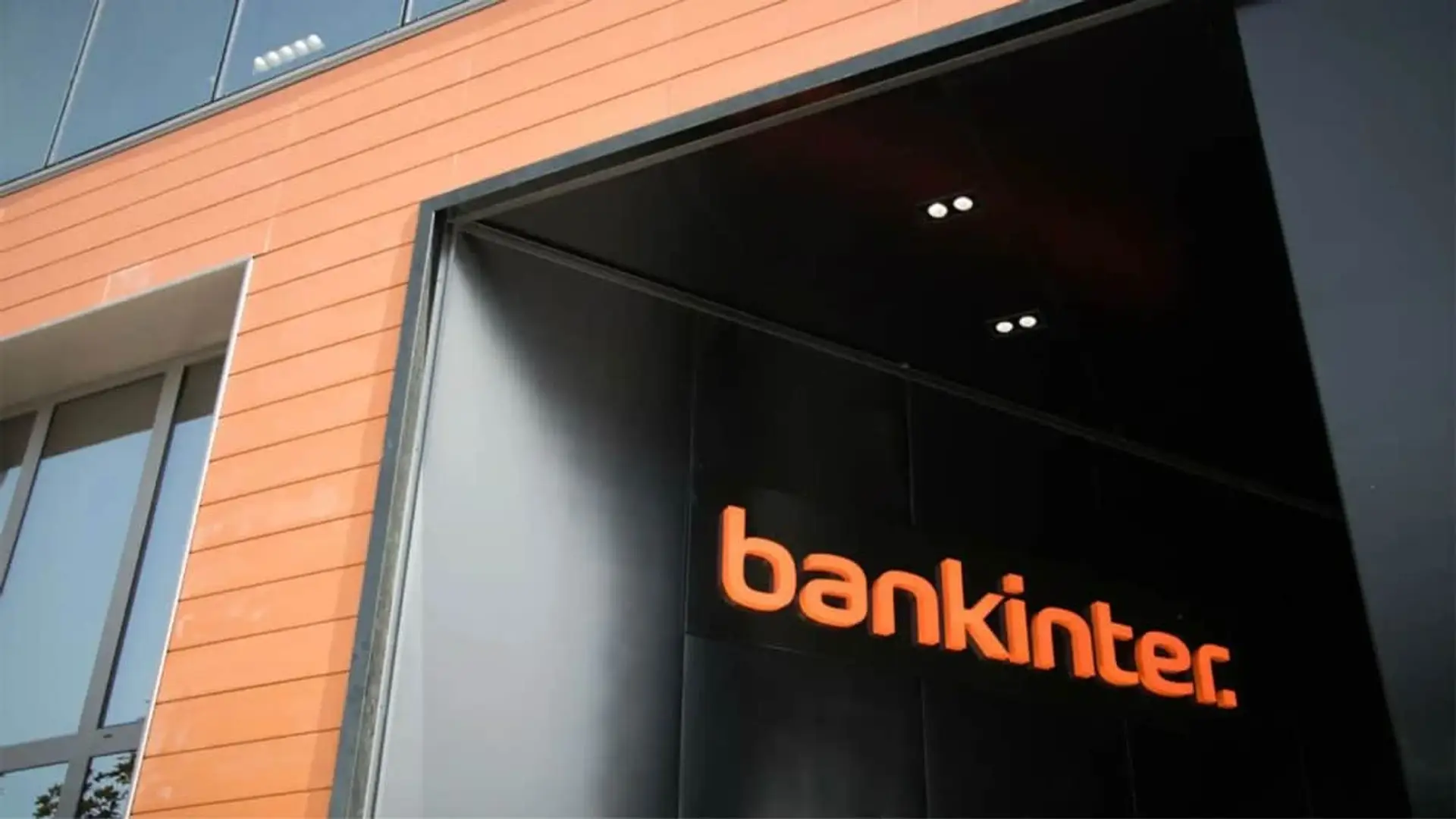 Guerra por los planes de pensiones: Bankinter remunera los traspasos hasta un 6% Rótulo con el logo de Bankinter en la entrada de una de sus oficinas o sucursales bancarias.