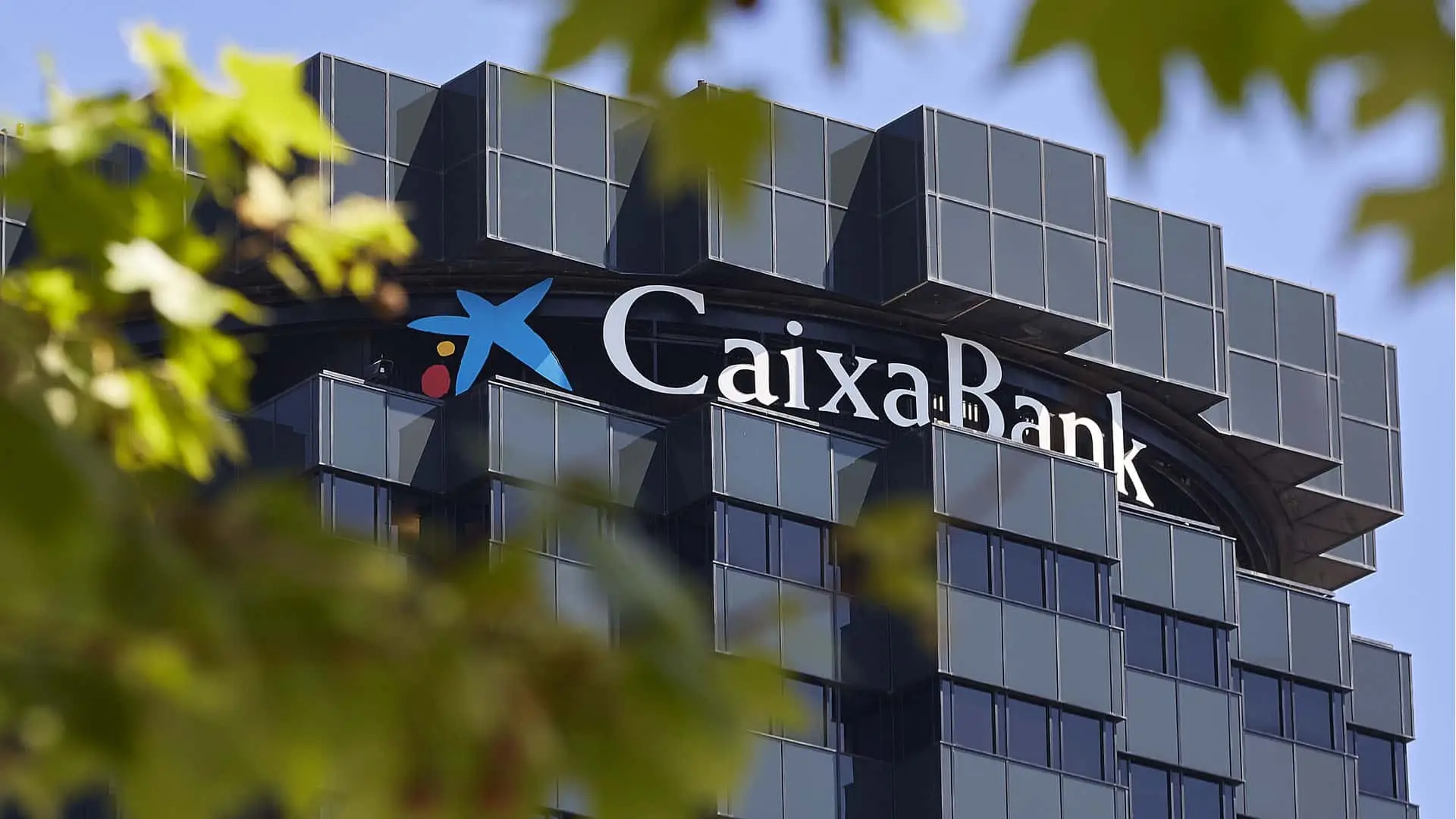 Fachada del edificio de CaixaBank con su logotipo en la parte superior.