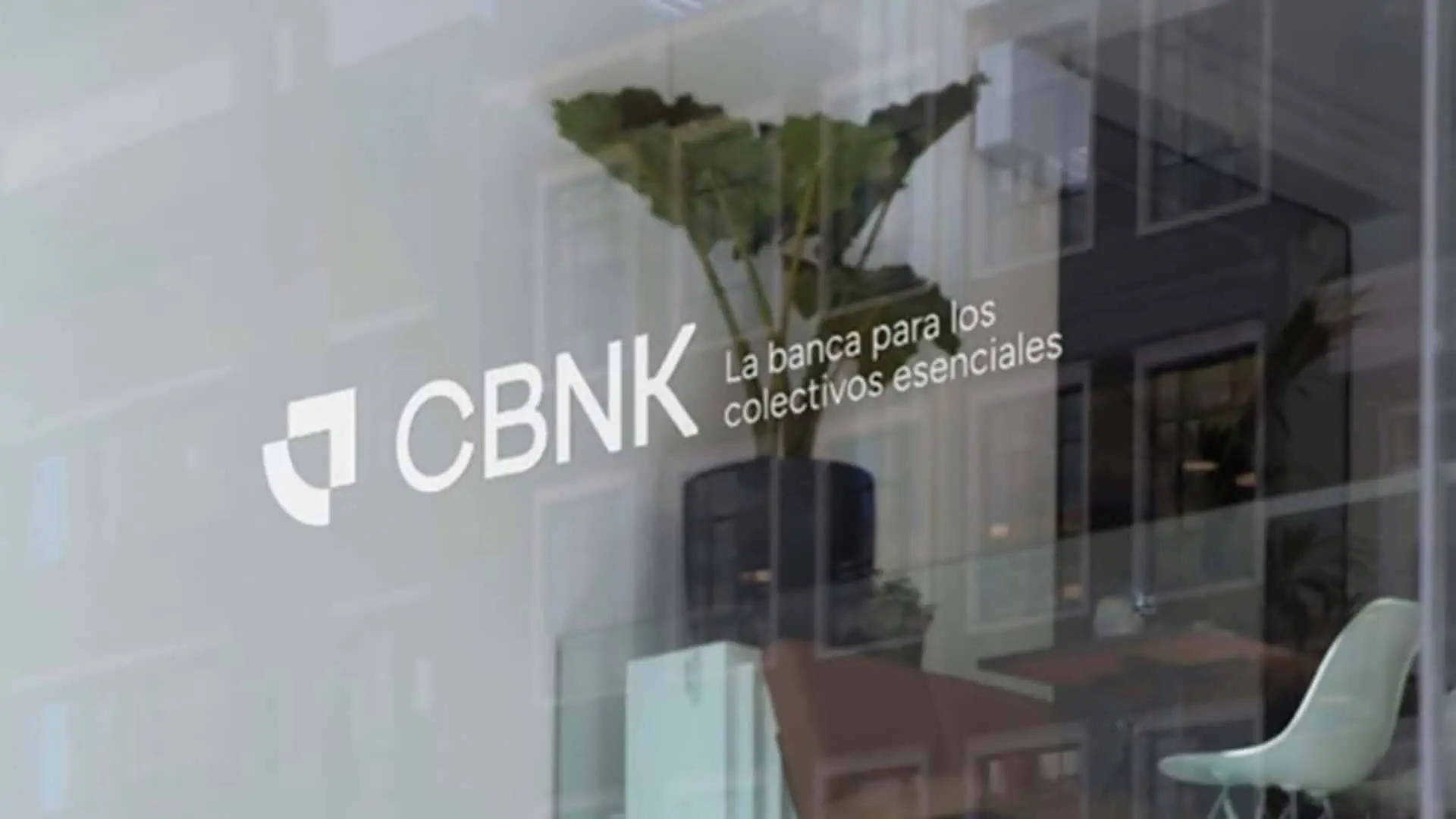 Logo de CBNK en la cristalera de una de sus oficinas.