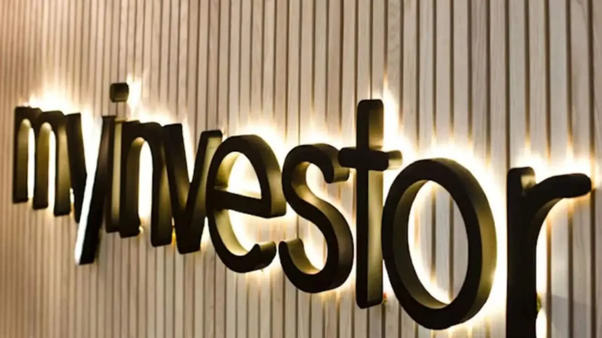 El neobanco que sube su cuenta remunerada al 2,10%: MyInvestor revoluciona su Plan Premium Logotipo iluminado de MyInvestor en pared interior de oficina corporativa.