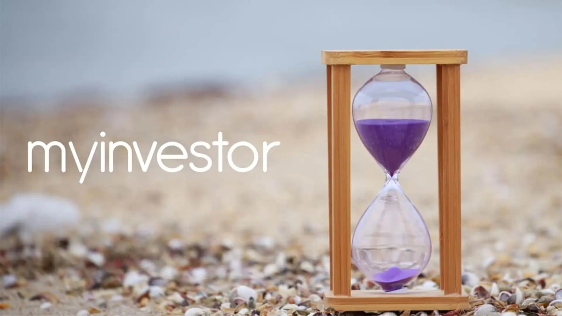 Últimos días para contratar en MyInvestor su depósito a 1 mes al 2,25% TAE Reloj de arena con arena morada en la playa simbolizando cuenta atrás depósito MyInvestor.