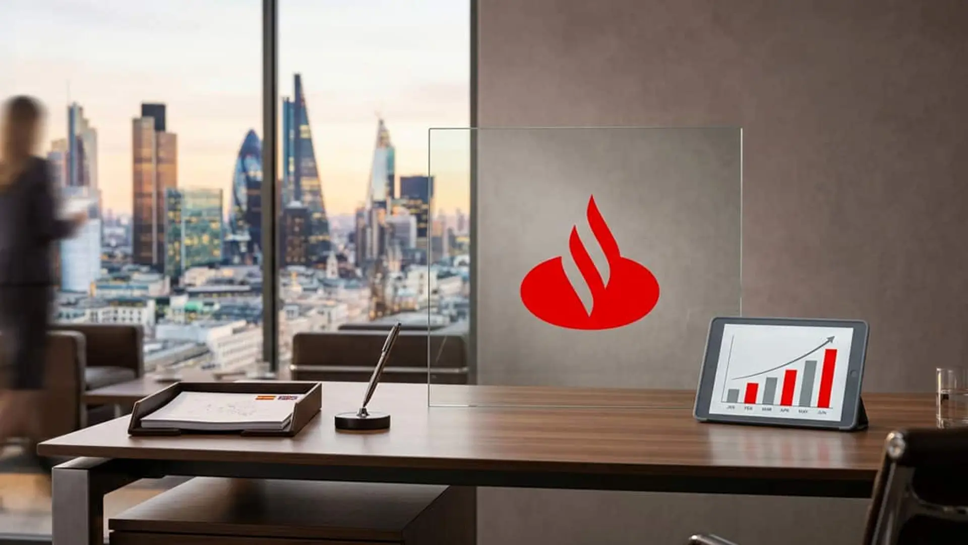 Logotipo de Banco Santander junto a una tableta con un gráfico ascendente en una sala de reuniones con vistas a Londres