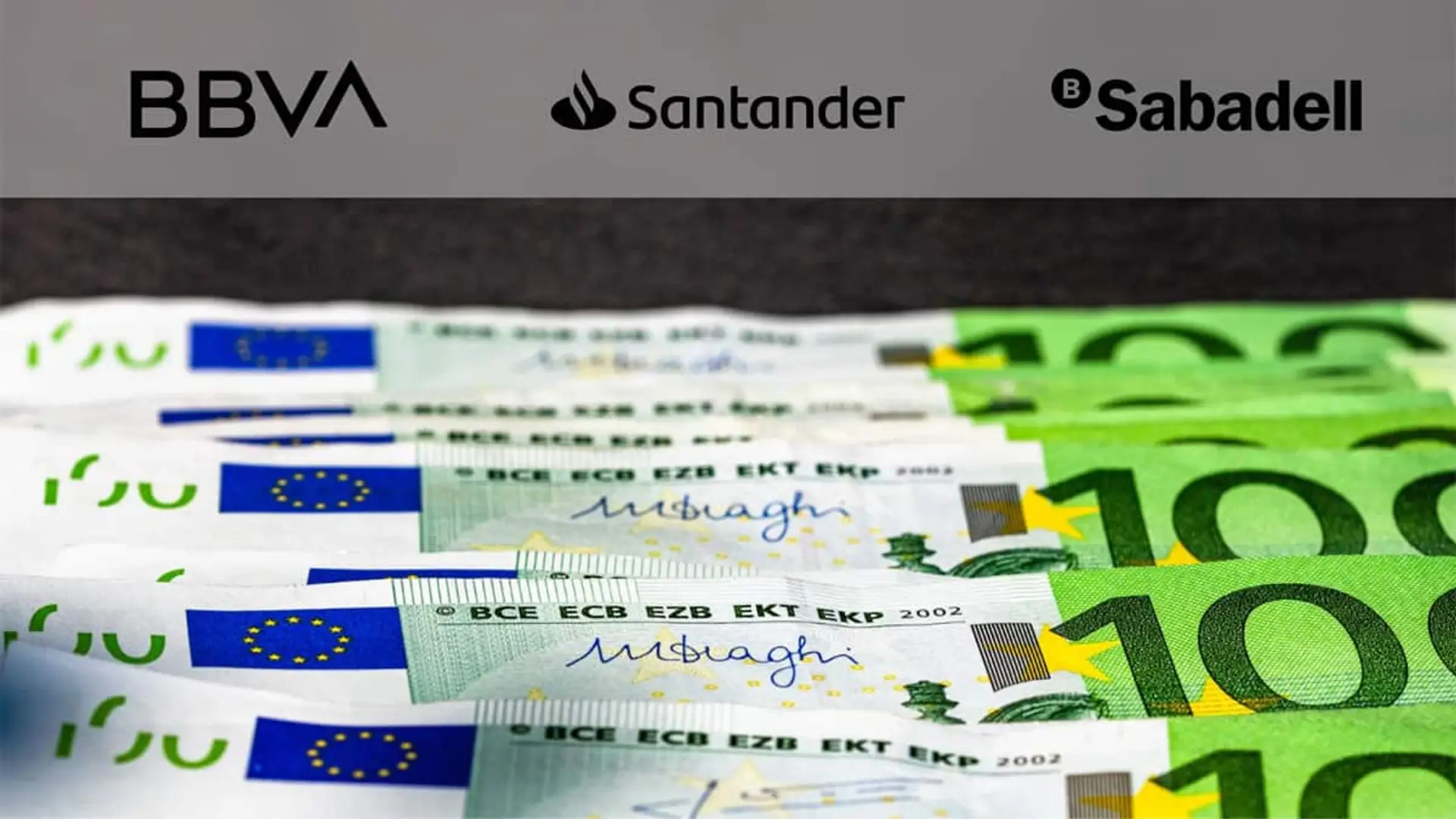 Logotipos de BBVA, Santander y Sabadell sobre varios billetes de 100 euros