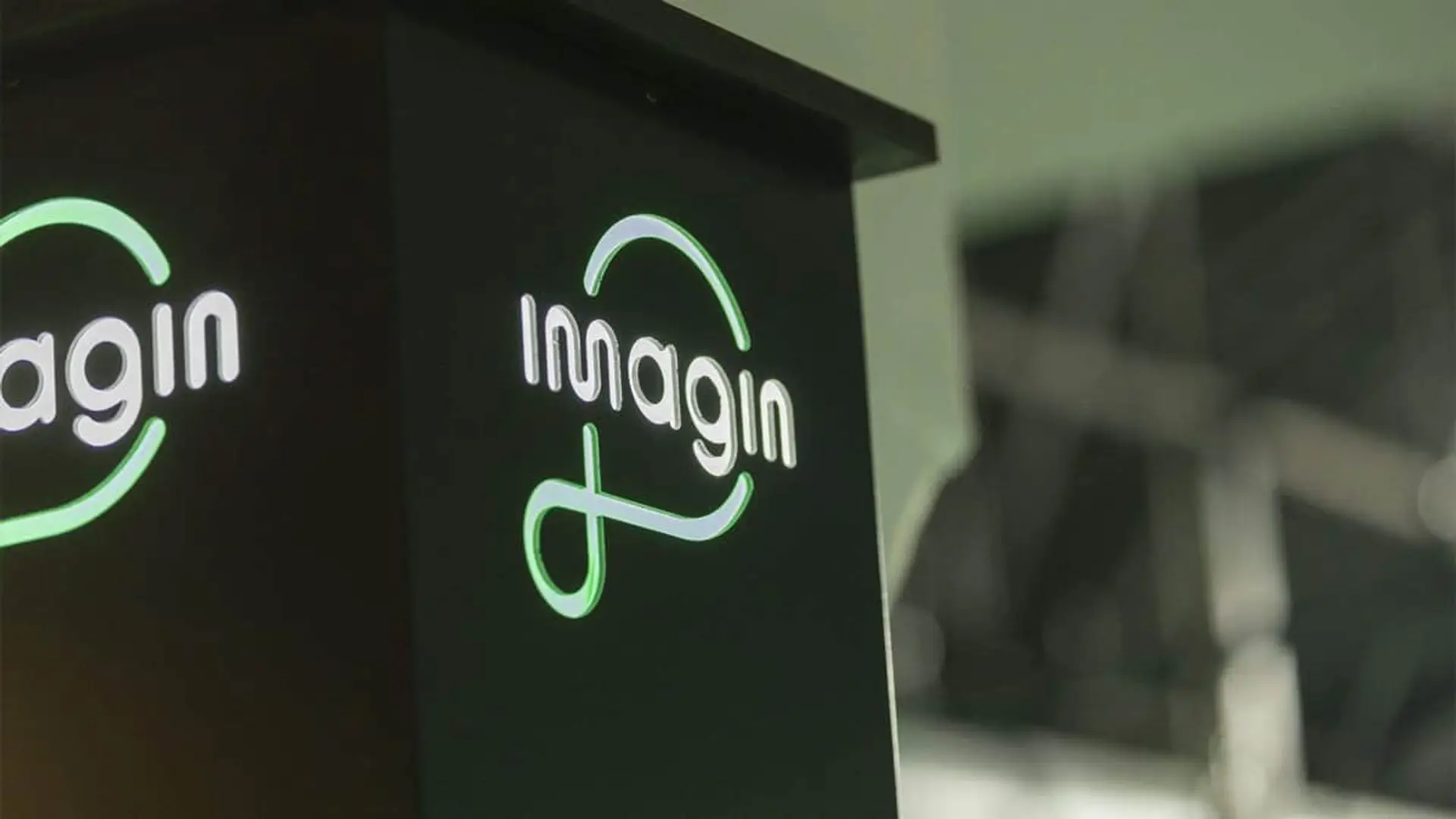 Logotipo iluminado de imagin, el banco digital de CaixaBank.