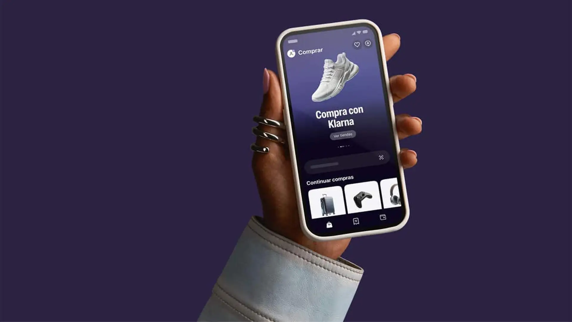 Klarna quiere ser tu banco del día a día, y los números dicen que lo está consiguiendo Una mano de mujer sujeta un smartphone con la app de Klarna en pantalla.